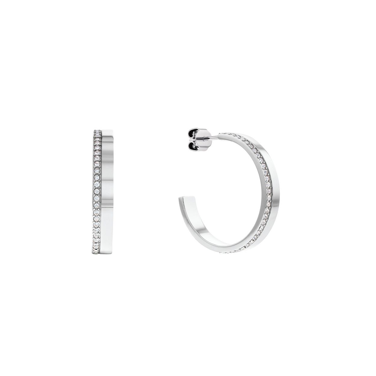 Calvin Klein CJ35000163 Dames Oorringen Staal Kristal
Deze stalen dames oorknoppen van Calvin Klein met nr CJ35000163 hebben een strakke en chique uitstraling. De zilverkleurige oorbellen zijn glad gepolijst en hebben aan 1 kant een strakke rand vol gezet met kristallen. Ze klemmen direct om het oor en hebben een doorsnee van 25mm. Mooi te combineren met andere sieraden van Calvin Klein.

OVER CALVIN KLEIN
Calvin Klein is een wereldwijd lifestylemerk dat gewaagde, vooruitstrevende idealen en een verleidelijke, vaak minimalistische, esthetiek nastreeft. Calvin Klein werd groot in de jaren 70 door haar mode- en merkjeans collecties. In de jaren 80 lanceerde Calvin Klein haar spraakmakende ondergoed dat uitdrukkelijk van logo �s voorzien was. Vanwege het grote succes is het merk ook succesvol uitgerold in Accessoires, Parfums, Home, Brillen, Golf, Horloges en Sieraden.
Sinds de oprichting in 1968 door Calvin Klein, heeft het merk haar reputatie opgebouwd als leider in de Amerikaanse mode, dankzij een cleane esthetiek en innovatieve ontwerpen. Calvin Klein wil haar publiek verleiden en inspireren door middel van provocerende beelden en opvallende ontwerpen die prikkelen. 

SPECIFICATIES:
- Stalen dames oorringen
- Glad met kristallen
- Zilverkleurig
- Ronde vorm �25mm


