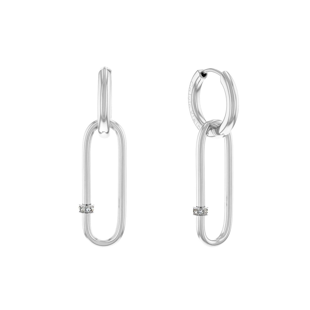 Calvin Klein CJ35000181 Dames Oorringen Staal Kristal
Deze stalen dames oorringen van Calvin Klein met nr CJ35000181 hebben een strakke en aparte uitstraling. De zilverkleurige oorcreolen hebben een ovale opengewerkte hanger met een rand met kristallen. Ze hebben een uitgesproken vorm. Ze zijn glad gepolijst en sluiten met een scharnier. Ze klemmen direct om het oor en hebben een lengte van 41mm. Mooi te combineren met andere sieraden uit deze serie van Calvin Klein.

OVER CALVIN KLEIN
Calvin Klein is een wereldwijd lifestylemerk dat gewaagde, vooruitstrevende idealen en een verleidelijke, vaak minimalistische, esthetiek nastreeft. Calvin Klein werd groot in de jaren 70 door haar mode- en merkjeans collecties. In de jaren 80 lanceerde Calvin Klein haar spraakmakende ondergoed dat uitdrukkelijk van logo's voorzien was. Vanwege het grote succes is het merk ook succesvol uitgerold in Accessoires, Parfums, Home, Brillen, Golf, Horloges en Sieraden.
Sinds de oprichting in 1968 door Calvin Klein, heeft het merk haar reputatie opgebouwd als leider in de Amerikaanse mode, dankzij een cleane esthetiek en innovatieve ontwerpen. Calvin Klein wil haar publiek verleiden en inspireren door middel van provocerende beelden en opvallende ontwerpen die prikkelen. 

SPECIFICATIES:
- Stalen dames oorringen
- Glad met kristallen
- Zilverkleurig
- Lengte 41mm



