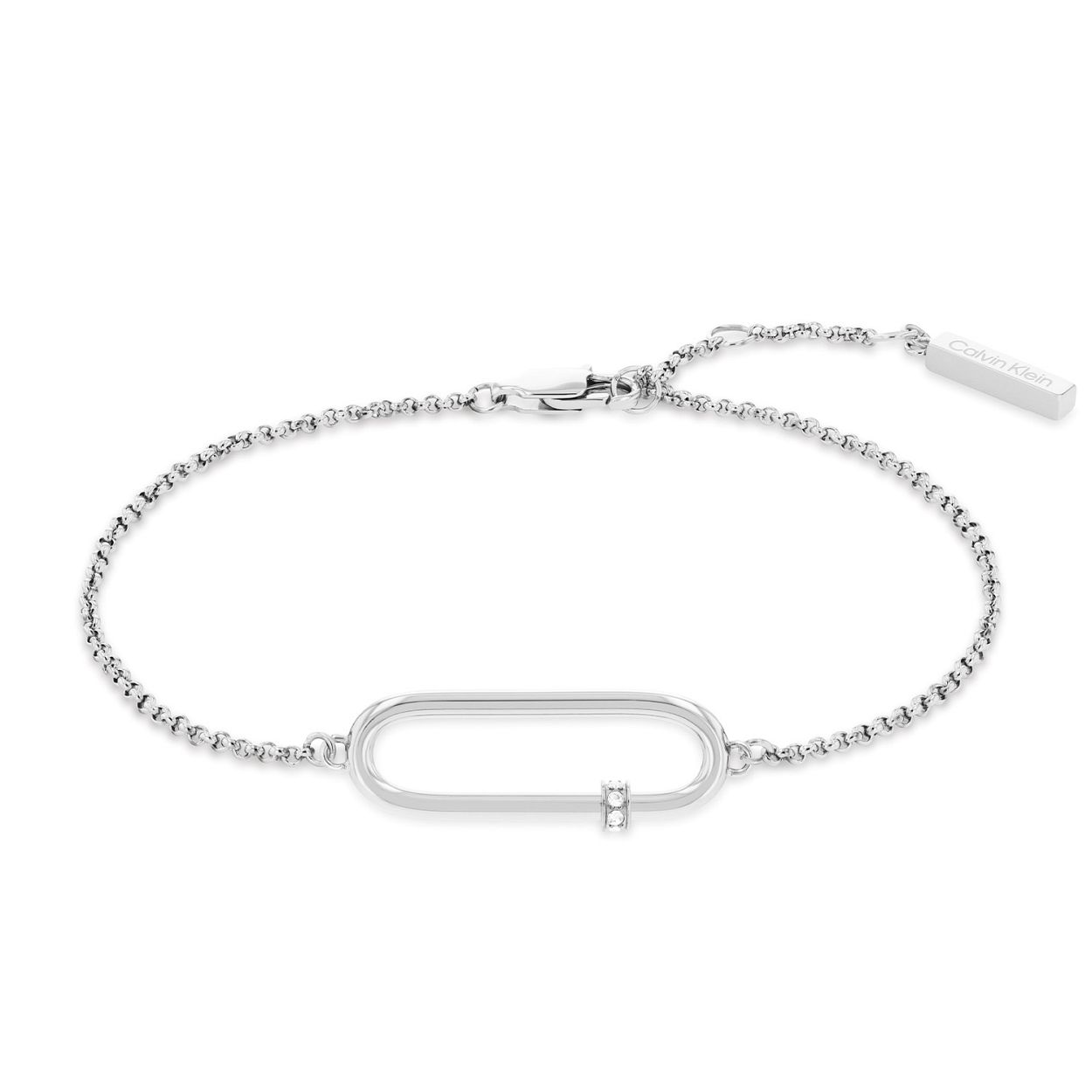 Calvin Klein CJ35000183 Dames Armband Staal Fantasie
Deze stalen dames armband van Calvin Klein met nr CJ35000183 heeft een opvallende uitstraling. De zilverkleurige fijne armband heeft bovenop een open ovaal tussenstuk met een kristal. De ankerschakel armband is op meerdere lengtes te dragen met een totale lengte van 17,5cm en heeft een karabijnsluiting.  Leuk te combineren met andere sieraden van Calvin Klein.

OVER CALVIN KLEIN
Calvin Klein is een wereldwijd lifestylemerk dat gewaagde, vooruitstrevende idealen en een verleidelijke, vaak minimalistische, esthetiek nastreeft. Calvin Klein werd groot in de jaren 70 door haar mode- en merkjeans collecties. In de jaren 80 lanceerde Calvin Klein haar spraakmakende ondergoed dat uitdrukkelijk van logo �s voorzien was. Vanwege het grote succes is het merk ook succesvol uitgerold in Accessoires, Parfums, Home, Brillen, Golf, Horloges en Sieraden.
Sinds de oprichting in 1968 door Calvin Klein, heeft het merk haar reputatie opgebouwd als leider in de Amerikaanse mode, dankzij een cleane esthetiek en innovatieve ontwerpen. Calvin Klein wil haar publiek verleiden en inspireren door middel van provocerende beelden en opvallende ontwerpen die prikkelen. 

SPECIFICATIES:
- Stalen dames armband
- Verstelbare lengte
- Zilverkleurig
- Gepolijst
- Kristal


