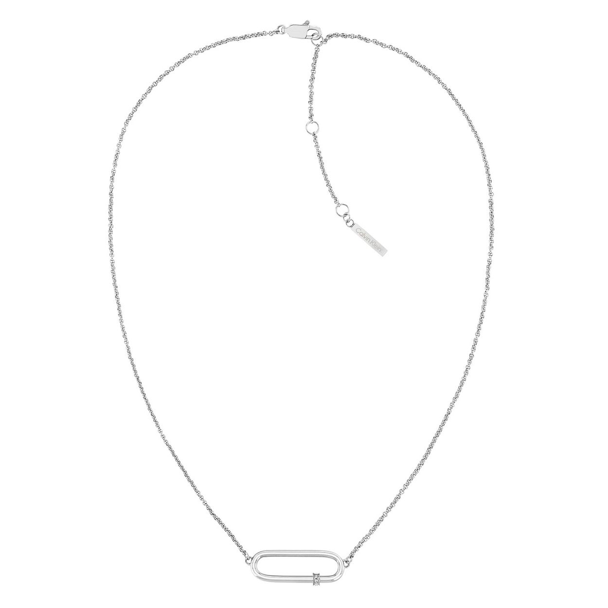 Calvin Klein CJ35000185 Dames Ketting Staal 40cm
Deze stalen damesketting van Calvin Klein met nr CJ35000185 heeft een strakke uitstraling. De zilverkleurige stalen ketting heeft een ankerschakel met in het midden een opengewerkt ovaal met een rand kristallen. De ketting is op meerdere lengtes te dragen door de tussenogen en heeft een totale lengte van 40cm. De damesketting is leuk te combineren met de armband en oorknoppen uit dezelfde serie van Calvin Klein. 

OVER CALVIN KLEIN
Calvin Klein is een wereldwijd lifestylemerk dat gewaagde, vooruitstrevende idealen en een verleidelijke, vaak minimalistische, esthetiek nastreeft. Calvin Klein werd groot in de jaren 70 door haar mode- en merkjeans collecties. In de jaren 80 lanceerde Calvin Klein haar spraakmakende ondergoed dat uitdrukkelijk van logo �s voorzien was. Vanwege het grote succes is het merk ook succesvol uitgerold in Accessoires, Parfums, Home, Brillen, Golf, Horloges en Sieraden.
Sinds de oprichting in 1968 door Calvin Klein, heeft het merk haar reputatie opgebouwd als leider in de Amerikaanse mode, dankzij een cleane esthetiek en innovatieve ontwerpen. Calvin Klein wil haar publiek verleiden en inspireren door middel van provocerende beelden en opvallende ontwerpen die prikkelen. 

SPECIFICATIES:
- Stalen dames ketting
- Totale lengte 40cm
- Zilverkleurig
- Strak model

