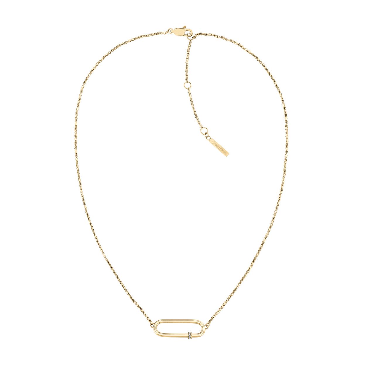 Calvin Klein CJ35000186 Dames Ketting Staal 40cm
Deze stalen damesketting van Calvin Klein met nr CJ35000186 heeft een strakke uitstraling. De goudkleurige stalen ketting heeft een ankerschakel met in het midden een opengewerkt ovaal met een rand kristallen. De ketting is op meerdere lengtes te dragen door de tussenogen en heeft een totale lengte van 40cm. De damesketting is leuk te combineren met de armband en oorknoppen uit dezelfde serie van Calvin Klein. 

OVER CALVIN KLEIN
Calvin Klein is een wereldwijd lifestylemerk dat gewaagde, vooruitstrevende idealen en een verleidelijke, vaak minimalistische, esthetiek nastreeft. Calvin Klein werd groot in de jaren 70 door haar mode- en merkjeans collecties. In de jaren 80 lanceerde Calvin Klein haar spraakmakende ondergoed dat uitdrukkelijk van logo �s voorzien was. Vanwege het grote succes is het merk ook succesvol uitgerold in Accessoires, Parfums, Home, Brillen, Golf, Horloges en Sieraden.
Sinds de oprichting in 1968 door Calvin Klein, heeft het merk haar reputatie opgebouwd als leider in de Amerikaanse mode, dankzij een cleane esthetiek en innovatieve ontwerpen. Calvin Klein wil haar publiek verleiden en inspireren door middel van provocerende beelden en opvallende ontwerpen die prikkelen. 

SPECIFICATIES:
- Stalen dames ketting
- Totale lengte 40cm
- Goudkleurig
- Strak model

