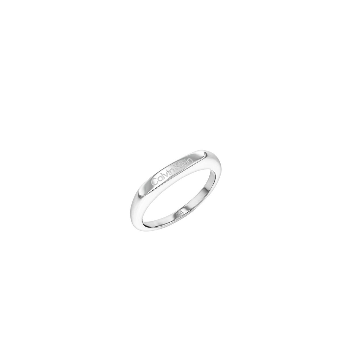 Calvin Klein CJ35000187D Dames Ring 56 Staal Mat
Deze stalen damesring van Calvin Klein met nr CJ35000187D heeft een opvallende vorm. De zilverkleurige ring is gematteerd en heeft aan de bovenzijde een plat plaatje met de merknaam erin gegraveerd. De maat van deze ring is 56. De damesring is leuk te combineren met andere sieraden van Calvin Klein. 

OVER CALVIN KLEIN
Calvin Klein is een wereldwijd lifestylemerk dat gewaagde, vooruitstrevende idealen en een verleidelijke, vaak minimalistische, esthetiek nastreeft. Calvin Klein werd groot in de jaren 70 door haar mode- en merkjeans collecties. In de jaren 80 lanceerde Calvin Klein haar spraakmakende ondergoed dat uitdrukkelijk van logo �s voorzien was. Vanwege het grote succes is het merk ook succesvol uitgerold in Accessoires, Parfums, Home, Brillen, Golf, Horloges en Sieraden.
Sinds de oprichting in 1968 door Calvin Klein, heeft het merk haar reputatie opgebouwd als leider in de Amerikaanse mode, dankzij een cleane esthetiek en innovatieve ontwerpen. Calvin Klein wil haar publiek verleiden en inspireren door middel van provocerende beelden en opvallende ontwerpen die prikkelen. 

SPECIFICATIES:
- Stalen damesring
- Maat 56
- Zilverkleurig
- Mat strak

