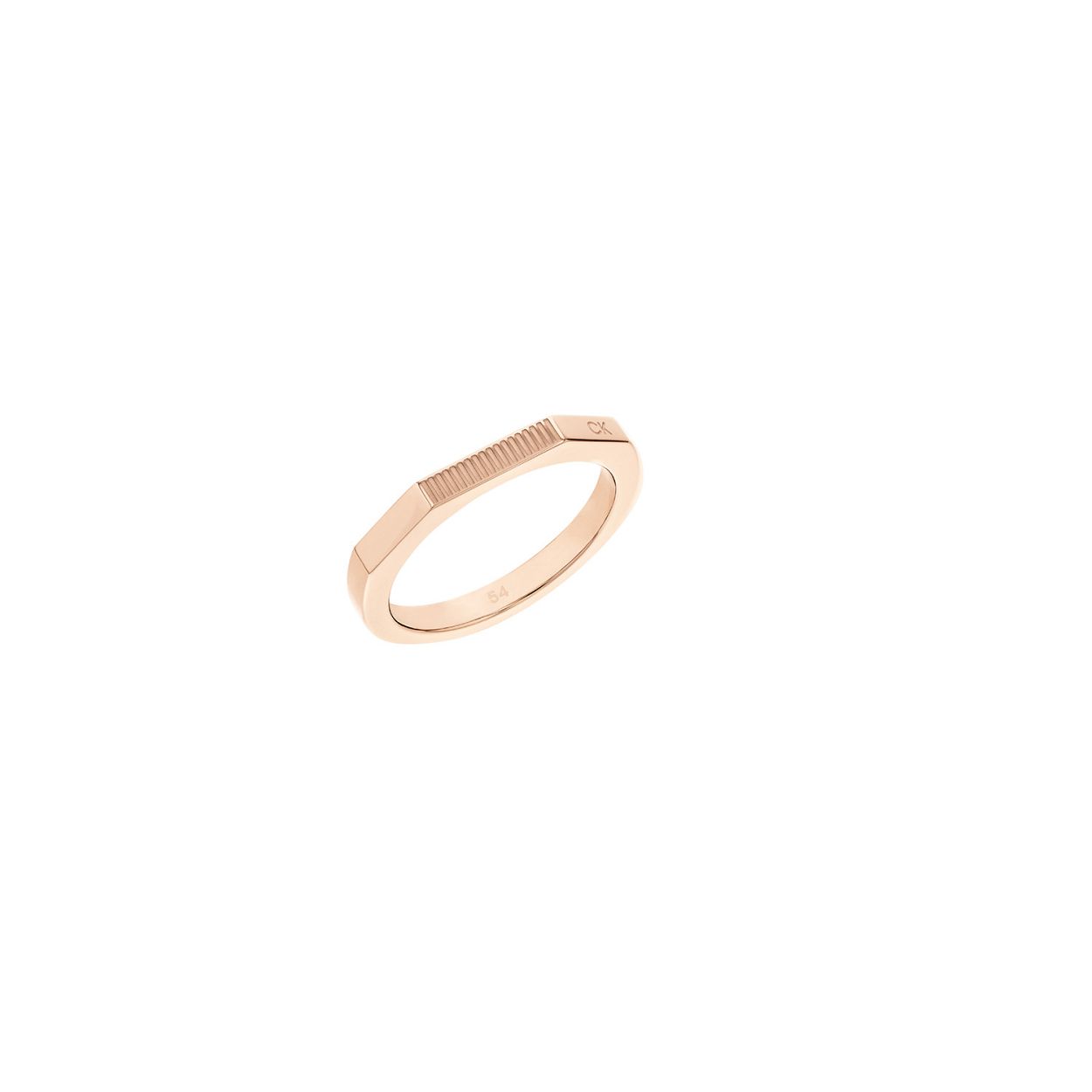 Calvin Klein CJ35000189C Dames Ring 54 Staal Mat
Deze stalen damesring van Calvin Klein met nr CJ35000189C heeft een opvallende vorm. De rosekleurige ring is gematteerd en heeft aan de bovenzijde een plat plaatje met het logo erin gegraveerd. De maat van deze ring is 54. De damesring is leuk te combineren met andere sieraden van Calvin Klein. 

OVER CALVIN KLEIN
Calvin Klein is een wereldwijd lifestylemerk dat gewaagde, vooruitstrevende idealen en een verleidelijke, vaak minimalistische, esthetiek nastreeft. Calvin Klein werd groot in de jaren 70 door haar mode- en merkjeans collecties. In de jaren 80 lanceerde Calvin Klein haar spraakmakende ondergoed dat uitdrukkelijk van logo �s voorzien was. Vanwege het grote succes is het merk ook succesvol uitgerold in Accessoires, Parfums, Home, Brillen, Golf, Horloges en Sieraden.
Sinds de oprichting in 1968 door Calvin Klein, heeft het merk haar reputatie opgebouwd als leider in de Amerikaanse mode, dankzij een cleane esthetiek en innovatieve ontwerpen. Calvin Klein wil haar publiek verleiden en inspireren door middel van provocerende beelden en opvallende ontwerpen die prikkelen. 

SPECIFICATIES:
- Stalen damesring
- Maat 54
- Rosekleurig
- Mat strak

