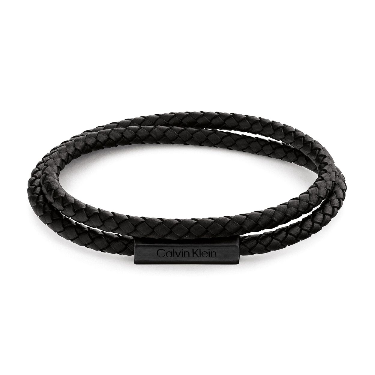 Deze leren heren armband van Calvin Klein is fijn om te dragen. De bruine gevlochten leren armband heeft een dubbele lengte die je 2x om de pols draait en met de magneetsluiting vast klikt. De totale lengte van deze armband is 40cm en de binnenmaat is 19cm. Goed te combineren met andere sieraden van Calvin Klein. 