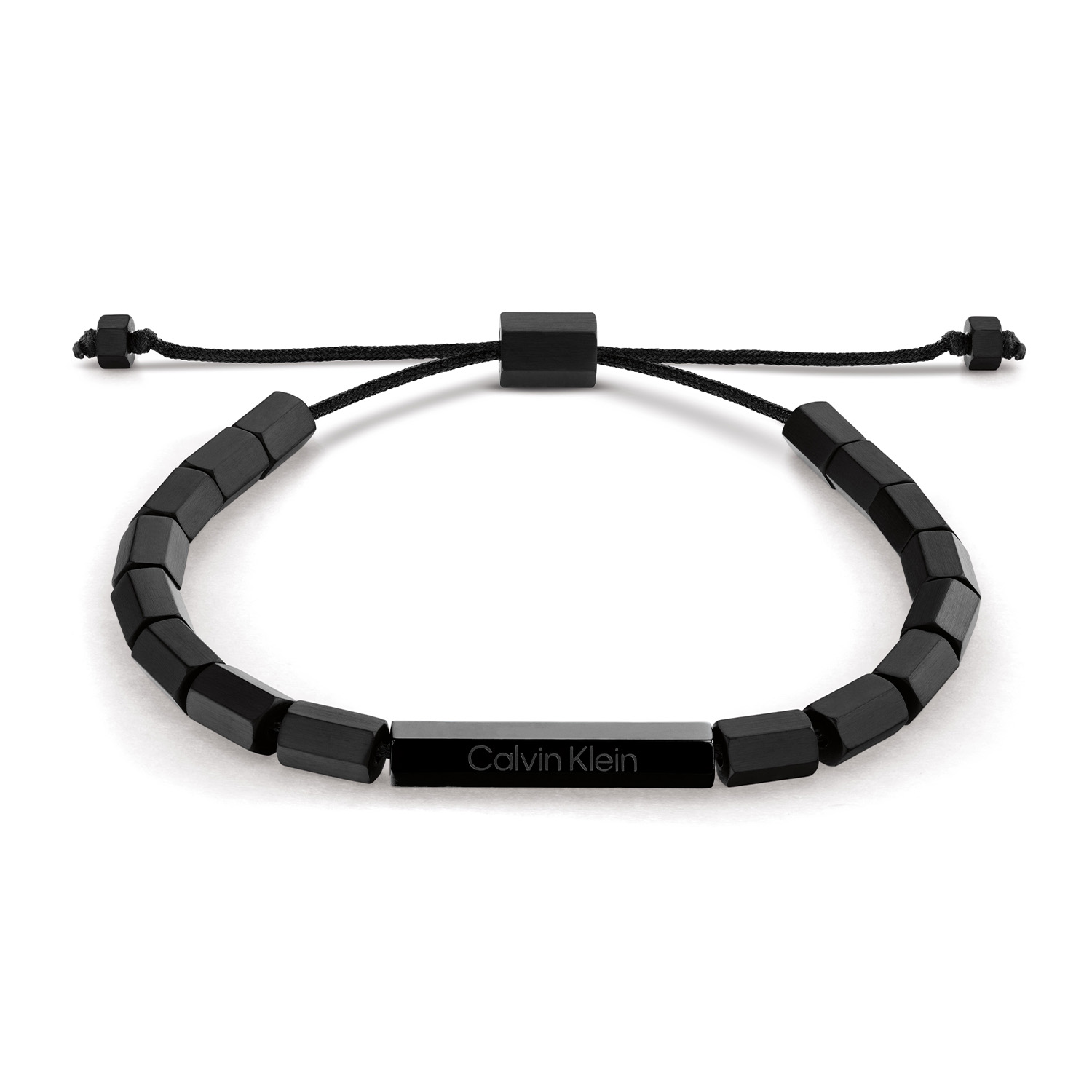Calvin Klein CJ35000276 Heren Armband Staal 
Deze stalen heren armband van Calvin Klein met nr CJ35000276 heeft een strakke uitstraling. De zwarte armband bestaat uit stalen blokjes die op een draad zijn geregen met in het midden een langwerpig balkje met daarop het CK logo. Door een speciale treksluiting met rubber is de armband op verschillende lengtes te stellen. De geschuurde schakels geven de heren armband een stoer uiterlijk. Het sieraad is goed te combineren met andere sieraden van Calvin Klein. 

OVER CALVIN KLEIN
Calvin Klein is een wereldwijd lifestylemerk dat gewaagde, vooruitstrevende idealen en een verleidelijke, vaak minimalistische, esthetiek nastreeft. Calvin Klein werd groot in de jaren 70 door haar mode- en merkjeans collecties. In de jaren 80 lanceerde Calvin Klein haar spraakmakende ondergoed dat uitdrukkelijk van logo ’s voorzien was. Vanwege het grote succes is het merk ook succesvol uitgerold in Accessoires, Parfums, Home, Brillen, Golf, Horloges en Sieraden.
Sinds de oprichting in 1968 door Calvin Klein, heeft het merk haar reputatie opgebouwd als leider in de Amerikaanse mode, dankzij een cleane esthetiek en innovatieve ontwerpen. Calvin Klein wil haar publiek verleiden en inspireren door middel van provocerende beelden en opvallende ontwerpen die prikkelen. 

SPECIFICATIES:
- Stalen heren armband
- Armband lengte minimaal 21cm 
- Zwart
- Met CK logo