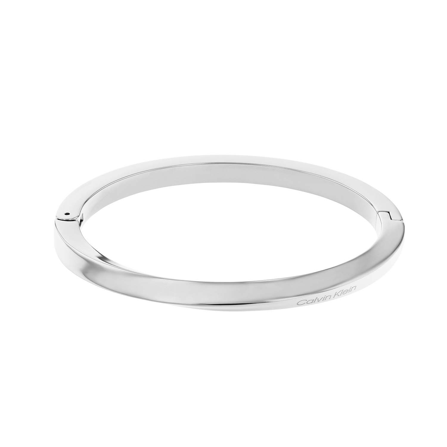 Calvin Klein CJ35000312 Dames Armband Staal Bangle
Deze stalen dames armband van Calvin Klein met nr CJ35000312 heeft een strakke uitstraling. De zilverkleurige bangle armband is glimmend en heeft een gravure van het merk aan de onderkant. De armband opent met een scharnier sluiting en is op 1 maat te dragen. Leuk te combineren met andere sieraden van Calvin Klein.

OVER CALVIN KLEIN
Calvin Klein is een wereldwijd lifestylemerk dat gewaagde, vooruitstrevende idealen en een verleidelijke, vaak minimalistische, esthetiek nastreeft. Calvin Klein werd groot in de jaren 70 door haar mode- en merkjeans collecties. In de jaren 80 lanceerde Calvin Klein haar spraakmakende ondergoed dat uitdrukkelijk van logo ’s voorzien was. Vanwege het grote succes is het merk ook succesvol uitgerold in Accessoires, Parfums, Home, Brillen, Golf, Horloges en Sieraden.
Sinds de oprichting in 1968 door Calvin Klein, heeft het merk haar reputatie opgebouwd als leider in de Amerikaanse mode, dankzij een cleane esthetiek en innovatieve ontwerpen. Calvin Klein wil haar publiek verleiden en inspireren door middel van provocerende beelden en opvallende ontwerpen die prikkelen. 

SPECIFICATIES:
- Stalen dames armband
- Bangle
- Zilverkleurig
- Glimmend