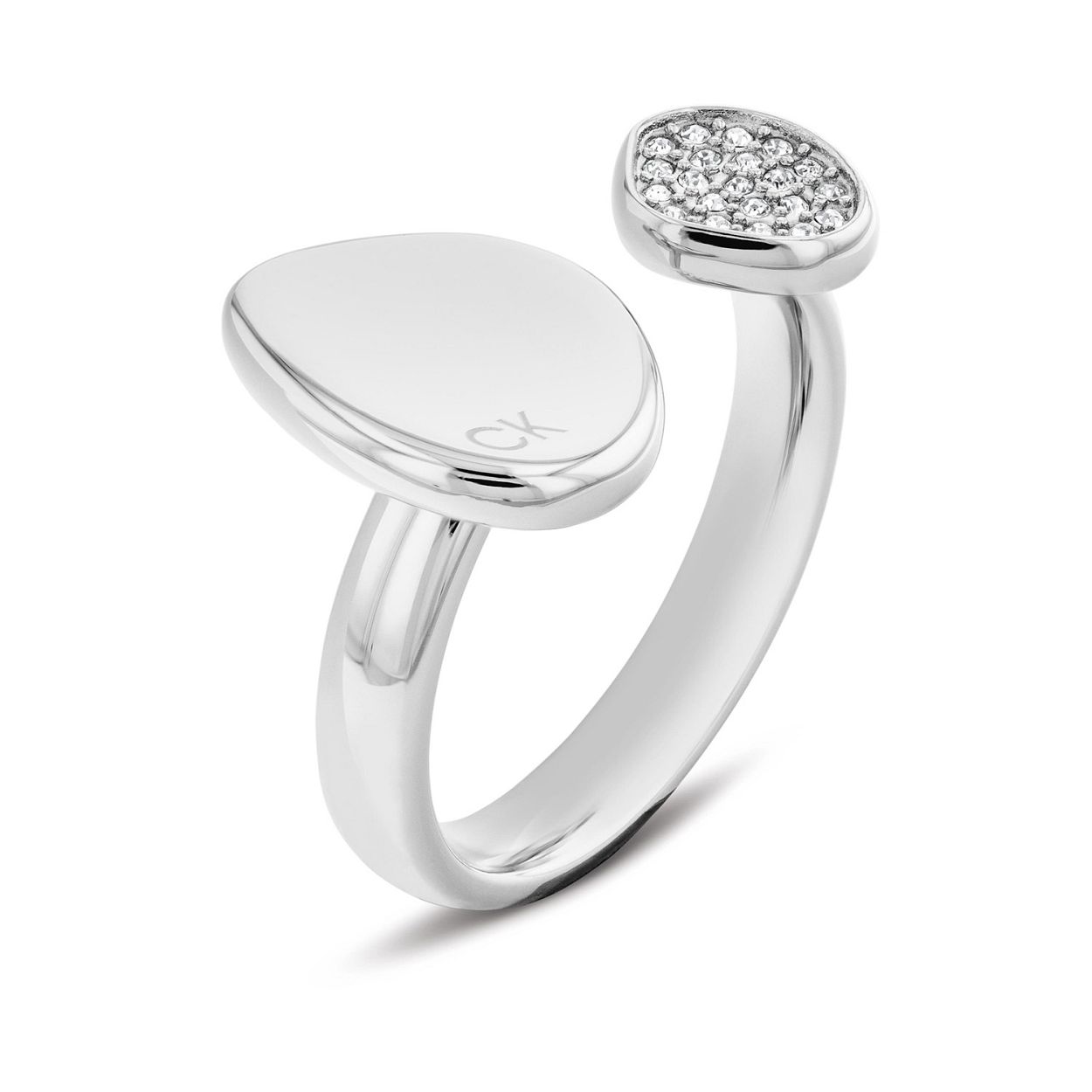 Deze stalen Ring van Calvin Klein  is een heel sierlijk model. De zilverkleurige damesring zelf is smal en bovenop de ring zitten 2 fantasie vormige plaatjes. De ene is glad gepolijst met het CK loge erop en de andere is vol gezet met kristallen. De ringmaat is 17,25 en deze dames ring is goed te combineren met de andere sieraden van Calvin Klein.  