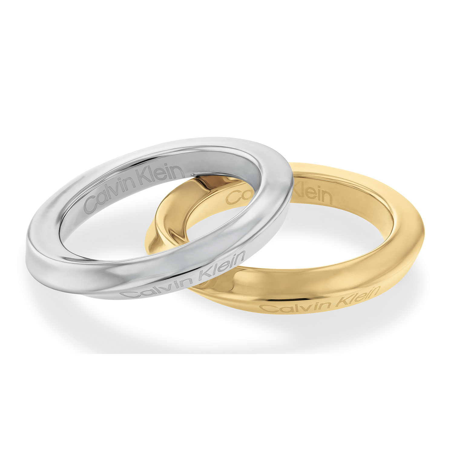 Calvin Klein CJ35000330D Dames Ring 56 Staal 
De CJ35000330 bestaat uit een zilverkleurige en goudkleurige stalen ring. De zilverkleurige ring heeft een een dikte van 3,2 mm en de goudkleurige ring is 4,2mm dik. De prachtige gravure van Calvin Klein maken deze prachtige ringen helemaal af. Combineer ze met andere sieraden van Calvin Klein voor een complete look.

OVER CALVIN KLEIN
Calvin Klein is een wereldwijd lifestylemerk dat gewaagde, vooruitstrevende idealen en een verleidelijke, vaak minimalistische, esthetiek nastreeft. Calvin Klein werd groot in de jaren 70 door haar mode- en merkjeans collecties. In de jaren 80 lanceerde Calvin Klein haar spraakmakende ondergoed dat uitdrukkelijk van logo ’s voorzien was. Vanwege het grote succes is het merk ook succesvol uitgerold in Accessoires, Parfums, Home, Brillen, Golf, Horloges en Sieraden.
Sinds de oprichting in 1968 door Calvin Klein, heeft het merk haar reputatie opgebouwd als leider in de Amerikaanse mode, dankzij een cleane esthetiek en innovatieve ontwerpen. Calvin Klein wil haar publiek verleiden en inspireren door middel van provocerende beelden en opvallende ontwerpen die prikkelen. 

SPECIFICATIES:
- Stalen dames ring D
- Zilverkleurige ring: 3,2mm dik 
- Goudkleurige ring: 4,2mm dik