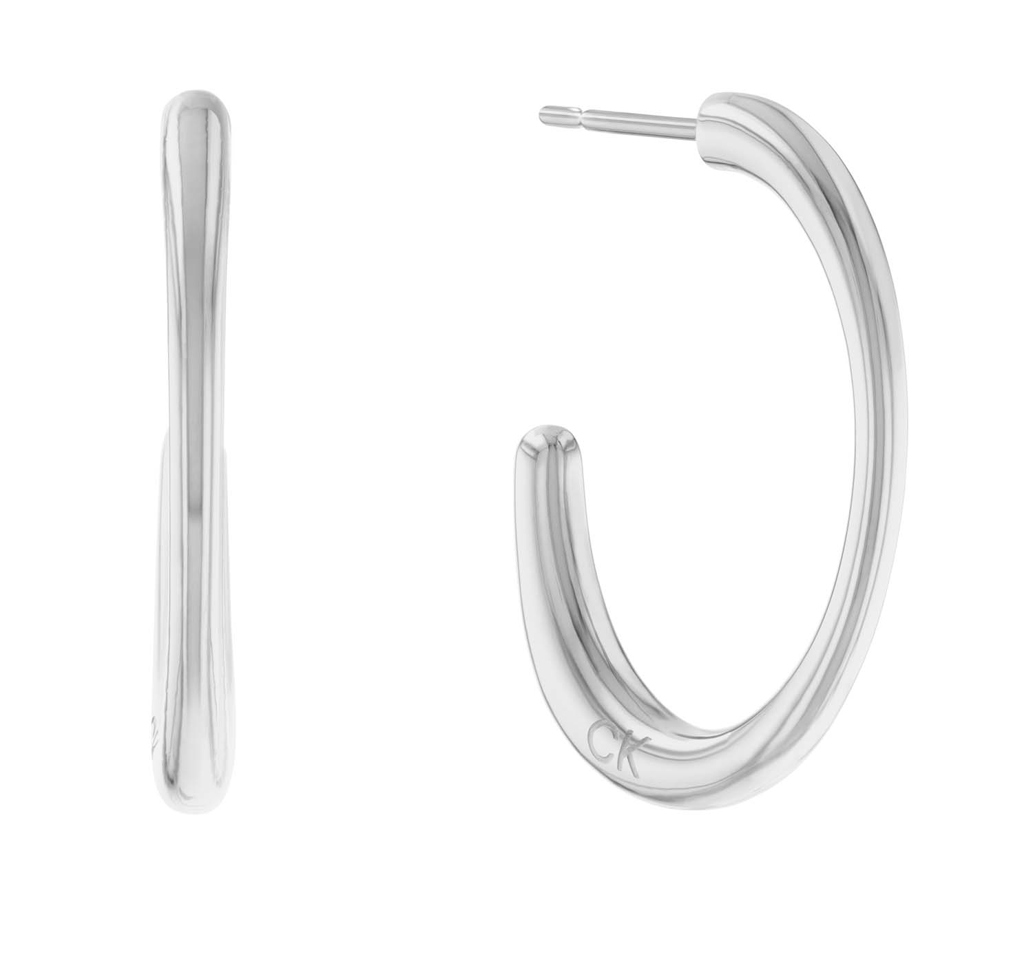 Calvin Klein CJ35000346 Dames Oorringen Staal 
Deze tijdloze oorringen van Calvin Klein met nr CJ35000346 passen perfect bij elke outfit! De zilverkleurige oorringen hebben een hoogte van 28mm en zijn gemaakt van staal. Aan de onderkant is het logo van Calvin Klein gegraveerd. Combineer de oorringen met andere sieraden van Calvin Klein voor een complete look.

OVER CALVIN KLEIN
Calvin Klein is een wereldwijd lifestylemerk dat gewaagde, vooruitstrevende idealen en een verleidelijke, vaak minimalistische, esthetiek nastreeft. Calvin Klein werd groot in de jaren 70 door haar mode- en merkjeans collecties. In de jaren 80 lanceerde Calvin Klein haar spraakmakende ondergoed dat uitdrukkelijk van logo ’s voorzien was. Vanwege het grote succes is het merk ook succesvol uitgerold in Accessoires, Parfums, Home, Brillen, Golf, Horloges en Sieraden.
Sinds de oprichting in 1968 door Calvin Klein, heeft het merk haar reputatie opgebouwd als leider in de Amerikaanse mode, dankzij een cleane esthetiek en innovatieve ontwerpen. Calvin Klein wil haar publiek verleiden en inspireren door middel van provocerende beelden en opvallende ontwerpen die prikkelen. 

SPECIFICATIES:
- Stalen dames oorringen
- 28mm hoog
- Zilverkleurig