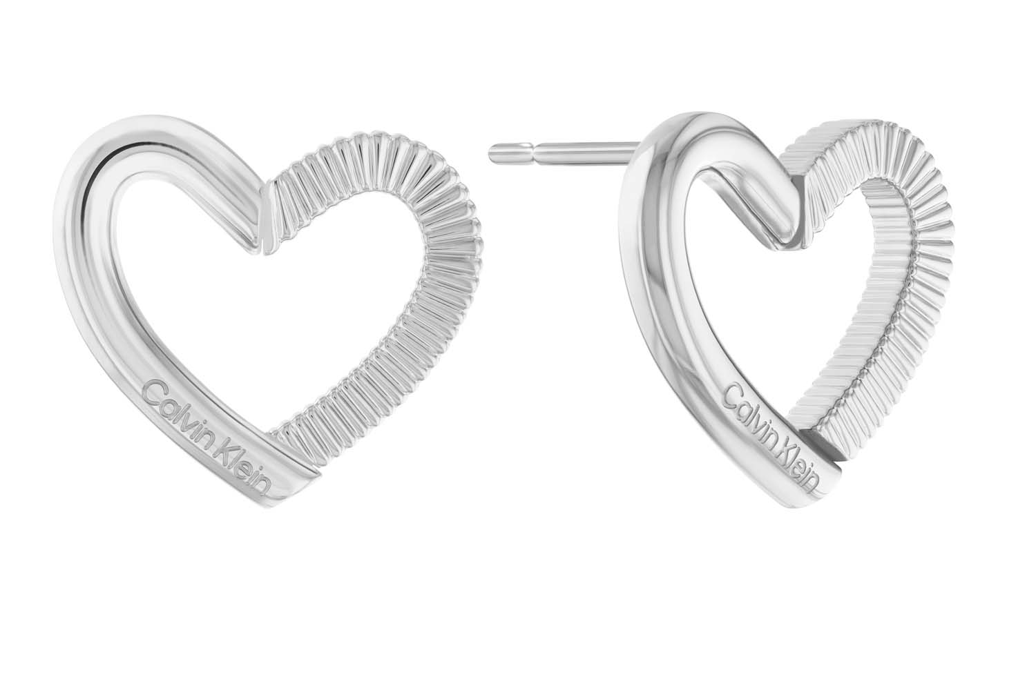 Calvin Klein CJ35000390 Dames Oorstekers Staal 
Deze stalen dames oorstekers van Calvin Klein met nr CJ35000390 hebben een verfijnde uitstraling. De zilverkleurige oorstekers bestaan uit een opengewerkt hart en hebben een hoogte van 13,5mm. De oorstekers zijn mooi in combinatie met de bijpassende armband.

OVER CALVIN KLEIN
Calvin Klein is een wereldwijd lifestylemerk dat gewaagde, vooruitstrevende idealen en een verleidelijke, vaak minimalistische, esthetiek nastreeft. Calvin Klein werd groot in de jaren 70 door haar mode- en merkjeans collecties. In de jaren 80 lanceerde Calvin Klein haar spraakmakende ondergoed dat uitdrukkelijk van logo ’s voorzien was. Vanwege het grote succes is het merk ook succesvol uitgerold in Accessoires, Parfums, Home, Brillen, Golf, Horloges en Sieraden.
Sinds de oprichting in 1968 door Calvin Klein, heeft het merk haar reputatie opgebouwd als leider in de Amerikaanse mode, dankzij een cleane esthetiek en innovatieve ontwerpen. Calvin Klein wil haar publiek verleiden en inspireren door middel van provocerende beelden en opvallende ontwerpen die prikkelen. 

SPECIFICATIES:
- Stalen dames oorstekers
- 13,5mm hoog
- Zilverkleurig