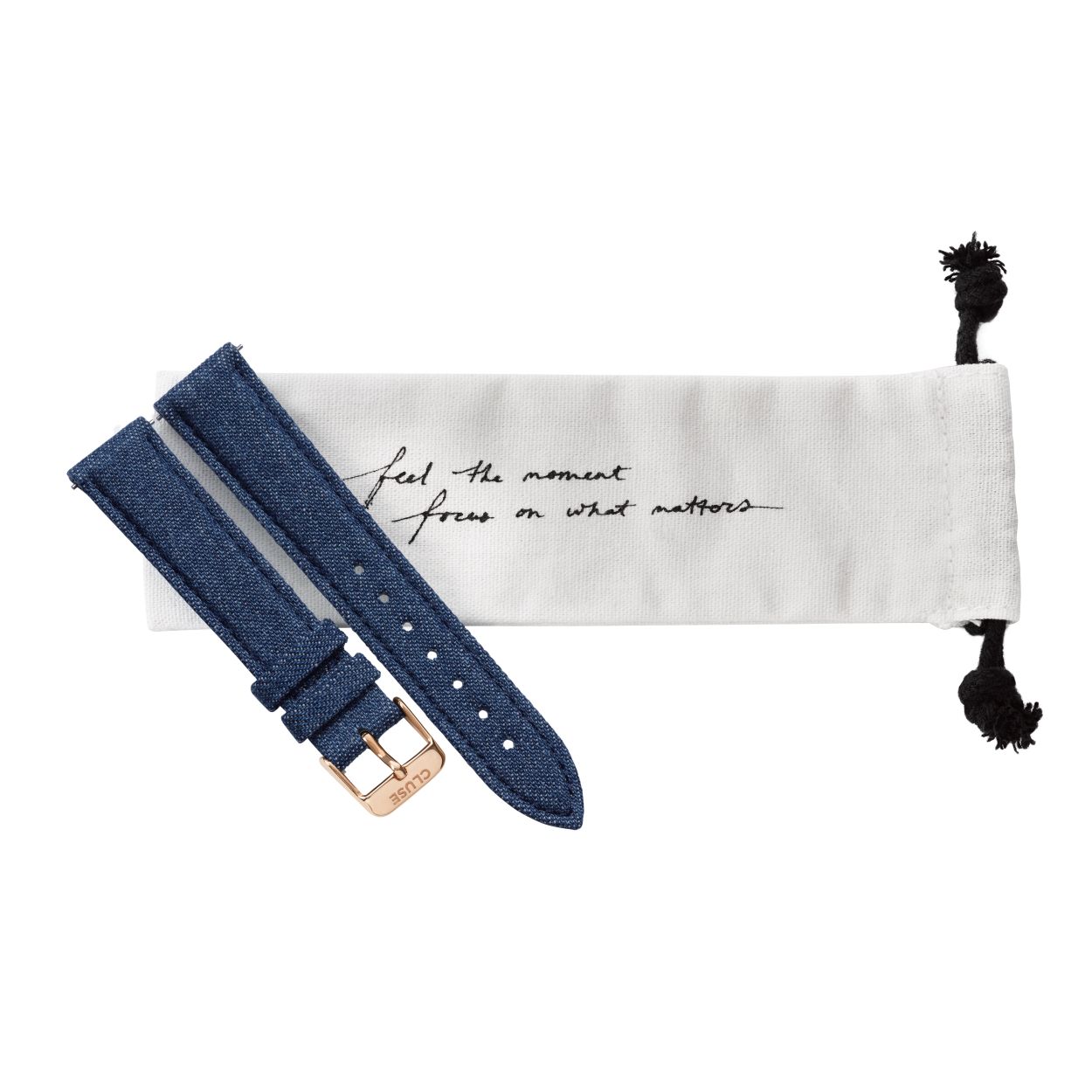 Deze horlogeband van Cluse is gemaakt van leer en de kleur is blauw.