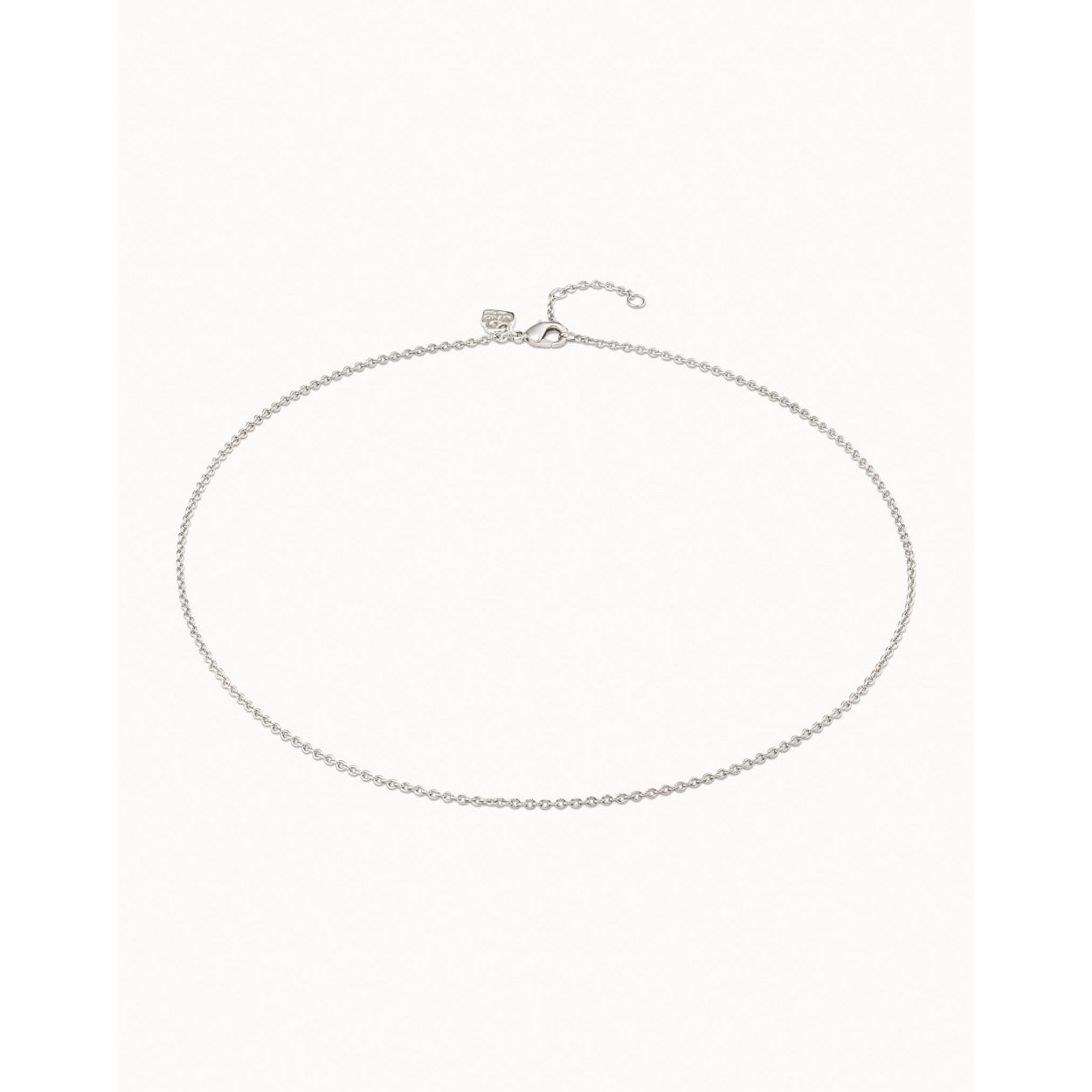 Deze collier is van het merk UNO de 50. De collier is gemaakt van edelmetaal en is zilver van kleur.