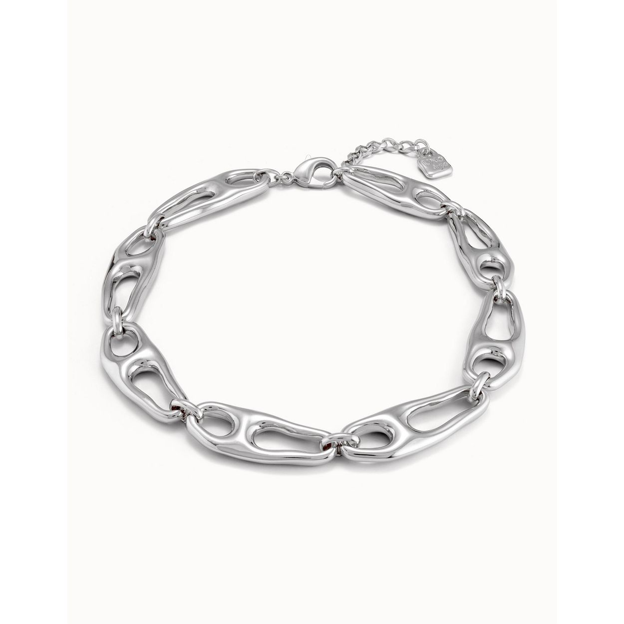 Deze collier is van het merk UNO de 50. De collier is gemaakt van edelmetaal en is zilver van kleur.
