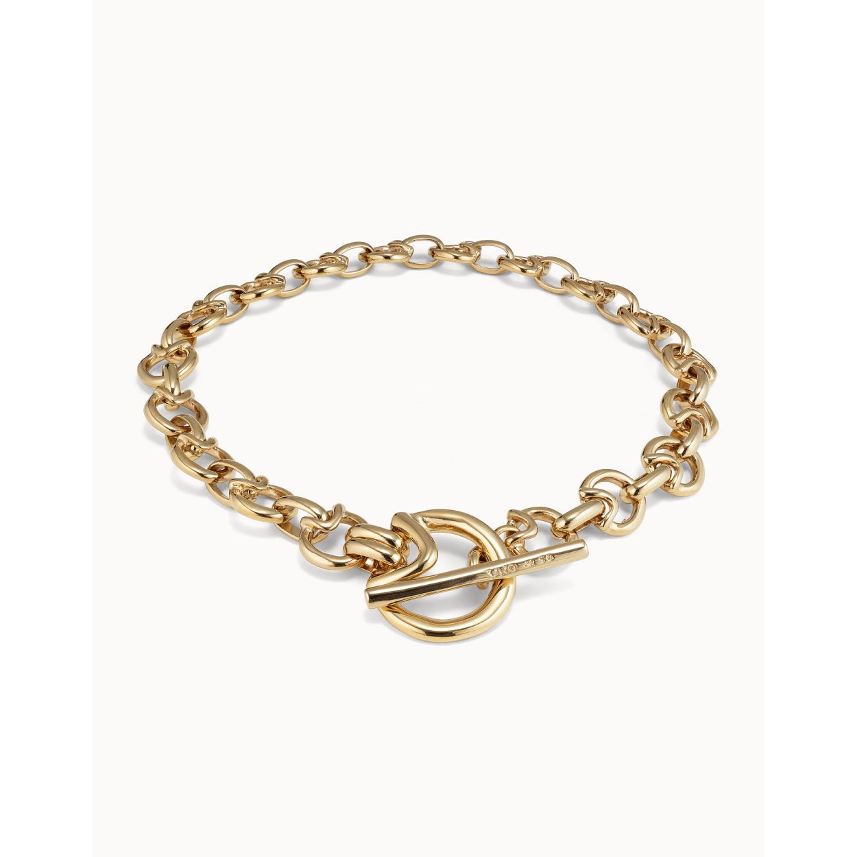 Dit prachtige vergulde collier van Uno De 50 is een echte eyecatcher. Het collier heeft een uniek design en is handgemaakt in Spanje. Draag dit collier op zichzelf voor een minimalistische look, of combineer het met andere kettingen voor een trendy layered effect.