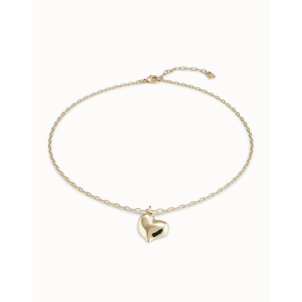 De Forever ketting is een korte ketting met een iconische UNOde50 hart hanger. Met de kreeftensluiting kan deze worden aangepast aan de gewenste lengte, tussen 11 en 45 cm. Hij weegt 8,6 g. Handgemaakt in Spanje met behulp van een vergulde metaallegering in een ambachtelijk proces. Geschikt voor elke gelegenheid, draag deze ketting met de rest van de collectiestukken voor een iconische look.