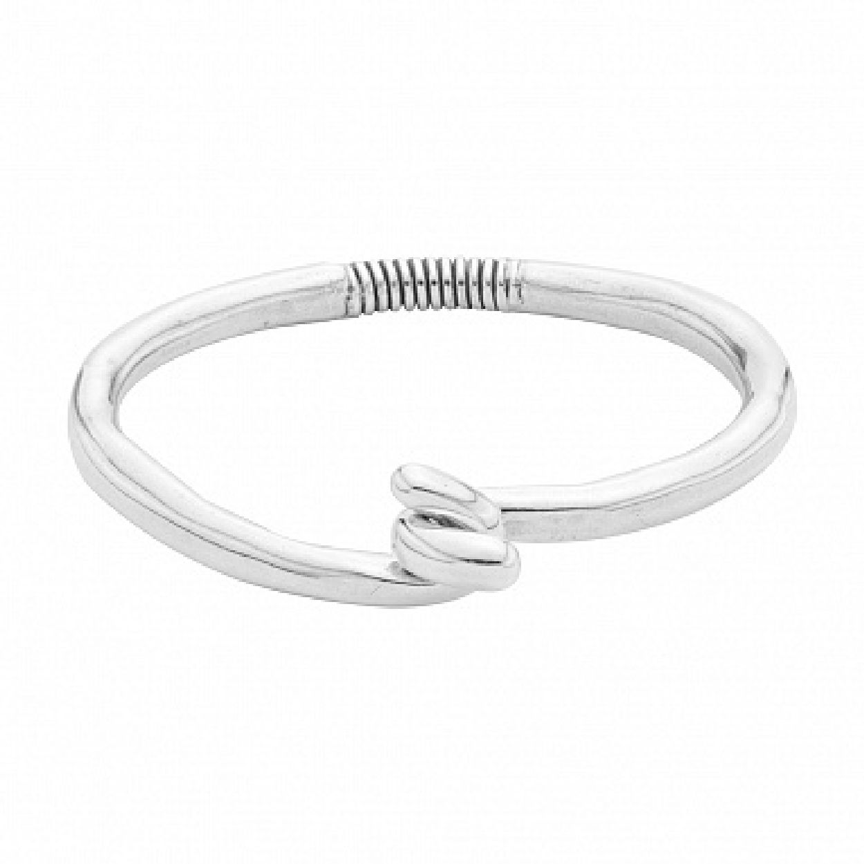 Deze armband is van het merk UNO de 50. Het is een herensieraad gemaakt van metaal. De armband is zilver van kleur. De maat van het sieraad is 15.7.