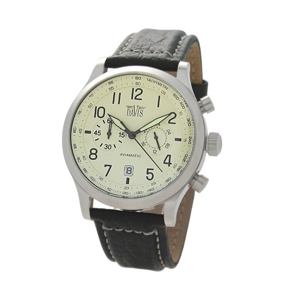 Het Aviamatic Horloge in Black and Creme, een klassieker van het merk DaVis. Met een stijl uit de luchtvaart industrie van de jaren '30 tot '50 is dit horloge voorzien van een crèmekleurige wijzerplaat voorzien van lichtgevende elementen die doet denken aan de welbekende meetinstrumenten uit de cockpit van een Spitfire. Een zwart lederen band met wit stiksel, geïnspireerd door de al bekende lederen jassen gedragen door de vliegeniers van toen der tijd. Het horloge is voorzien van een chronograaf quartz uurwerk en 5 ATM waterbestendig. 