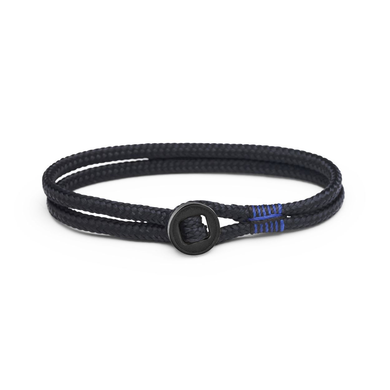 Don Dino is gemaakt van nautisch touw van de hoogste kwaliteit en heeft een stijlvolle roestvrijstalen knoop die het aan- en afdoen moeiteloos maakt. Simpel maar krachtig, elegant en toch mannelijk.

Het verhaal achter de naam:
Dino is de Don der Dons. Alle mannen staan voor hem klaar, want hij leidt met voorbeeldgedrag. Verdien je zijn respect, dan behoor je tot zijn binnenste kring en is hij royaal. Maar trap niet op zijn trots, want hij weet precies hoe hij je dat betaald zet.