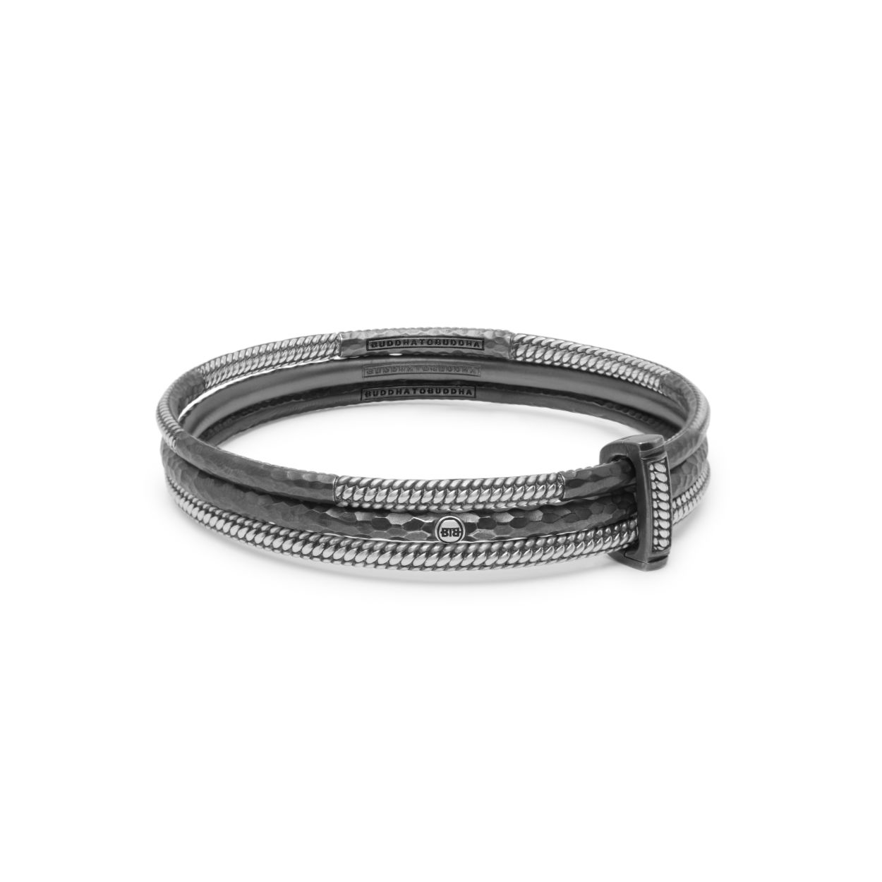 316 L Dunia Armband
De Dunia Bersama set bestaat uit drie bangle armbanden vervaardigd uit 925 sterling zilver. Het design is gebaseerd op onze iconische Ben schakel en afgewisseld met geoxideerde en gehamerde structuren. De set komt met een slot waarmee de bangles aan elkaar vast gedragen kunnen worden