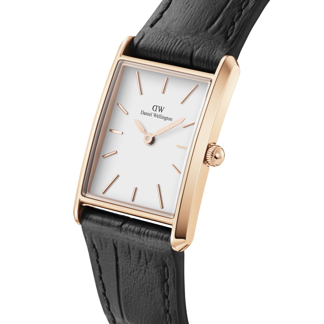 Met strakke geometrische randen en twee maten om uit te kiezen, brengt onze Bound-collectie perfecte symmetrie aan je pols. De gebogen rechthoekige kast van dit roségouden horloge komt precies overeen met de breedte van de zwarte leren band met krokodillenpatroon, waardoor je een naadloos geïntegreerde wijzerplaat krijgt.