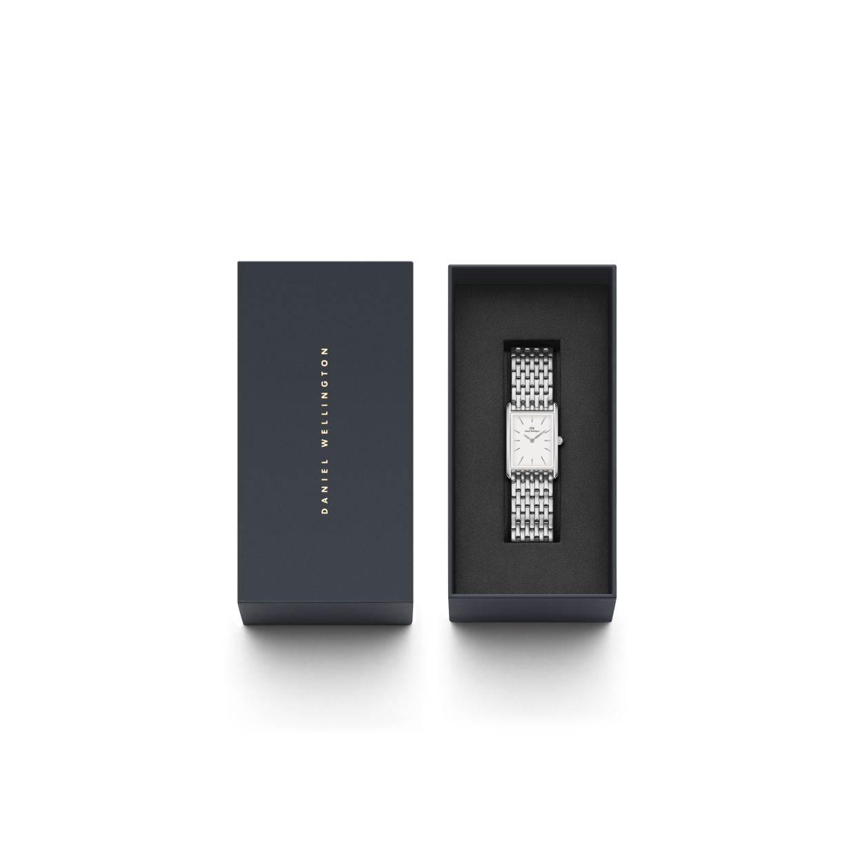 Met strakke geometrische randen en twee maten om uit te kiezen, brengt onze Bound-collectie perfecte symmetrie aan je pols. De gebogen rechthoekige kast van dit zilveren horloge komt exact overeen met de breedte van de band met 9 schakels, waardoor je een naadloos geïntegreerde wijzerplaat krijgt.