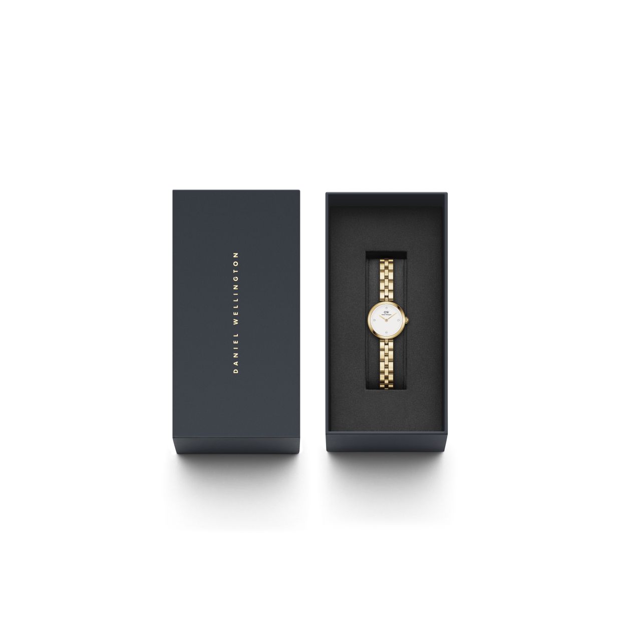 Elan Lumine, de eerste cross-over tussen onze sieraden- en horlogecollecties, deelt dezelfde delicate silhouet- en logo-ontwerpdetails als de gelijknamige stukken. Voorzien van een gouden band met 3 schakels en kristallen op de witte wijzerplaat.