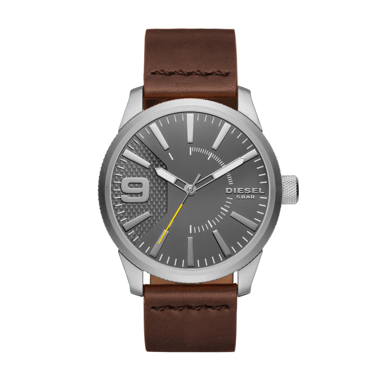 Dit Diesel horloge uit de RASP SERIES collectie heeft een edelstalen kast en een lederen band.