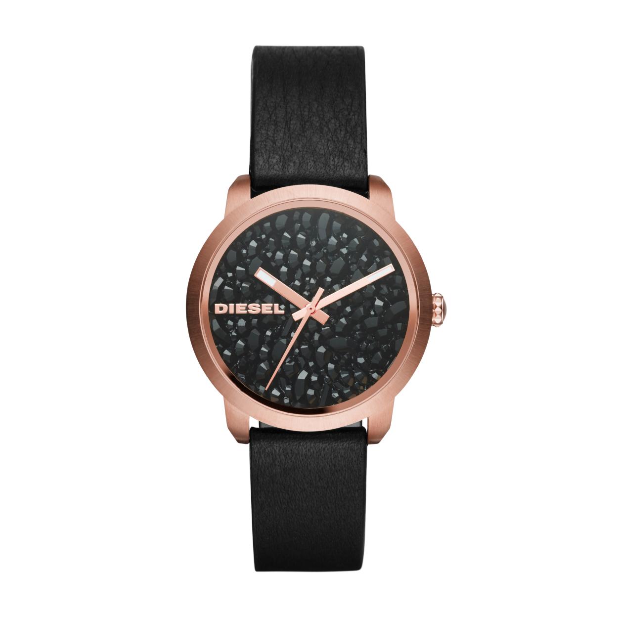 Dit Diesel horloge uit de FLARE SERIES collectie heeft een edelstalen kast en een lederen band.