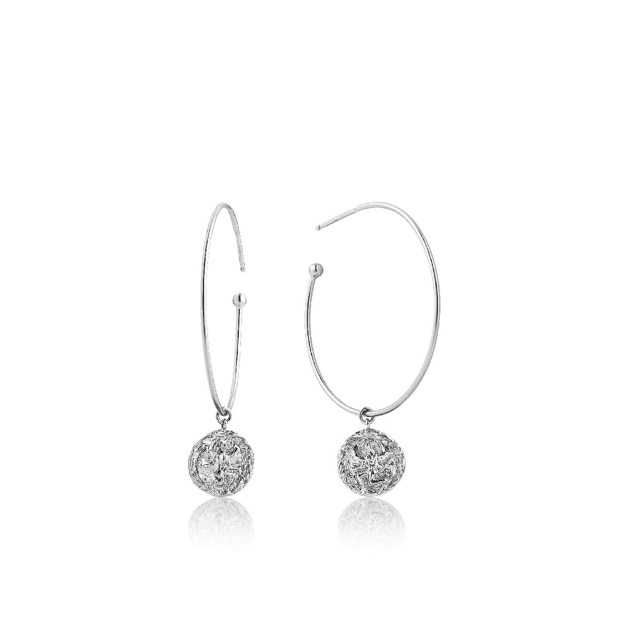 BOREAS HOOP EARRINGS 
Deze Ania Haie oorringen uit de serie Coins zijn 925 zilver gerhodineerd. De Coins serie bestaat uit verschillende items met muntjes!

HET MERK
Ania Haie is een trendy london-based sieradenmerk. De sieraden zijn allemaal 925 zilver gerhodineerd of goldplated. De sieraden zijn perfect om te combineren, maar opvallend genoeg om op zichzelf te dragen. 

SPECIFICATIES
- Boreas Hoop Earrings 
- Oorringen
- 925 zilver gerhodineerd
- 4,7 x 3,5cm
- AH E009-03H
