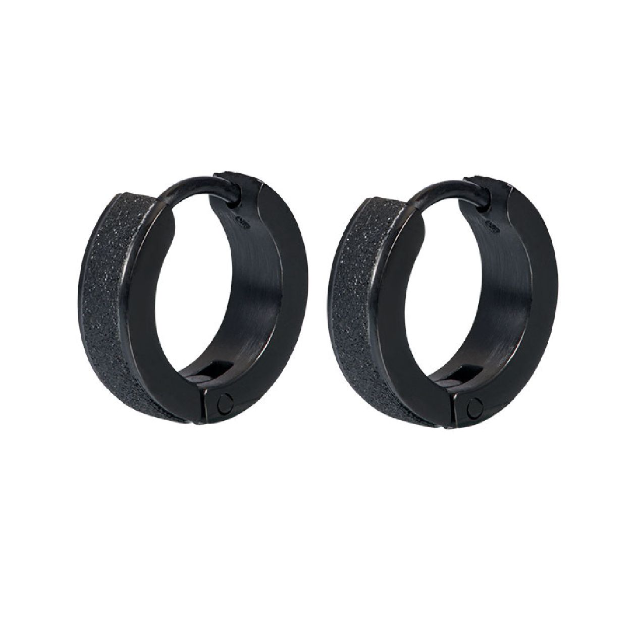 De iXXXi oorbellen Sandblasted is gemaakt van stainless steel en zijn voorzien van een zwart kleurige plating. De oorbellen zijn ringetjes van 14mm groot die je gemakkelijk kunt openen en in je oor kunt steken. De iXXXi Sandblasted oorbellen zijn een echte must-have voor jouw ear party! Heb je meerdere gaatjes in je oren? Draag dan de iXXXi Sandblasted in je eerste gaatje en kies bijvoorbeeld voor je achterste gaatje de iXXXi Ear studs Top Part Base. Met welke iXXXi items combineer jij onze zwart kleurige Sandblasted oorbellen? De iXXXi oorbellen Sandblasted zijn ook verkrijgbaar in de kleuren goud, rosé goud en zilver.