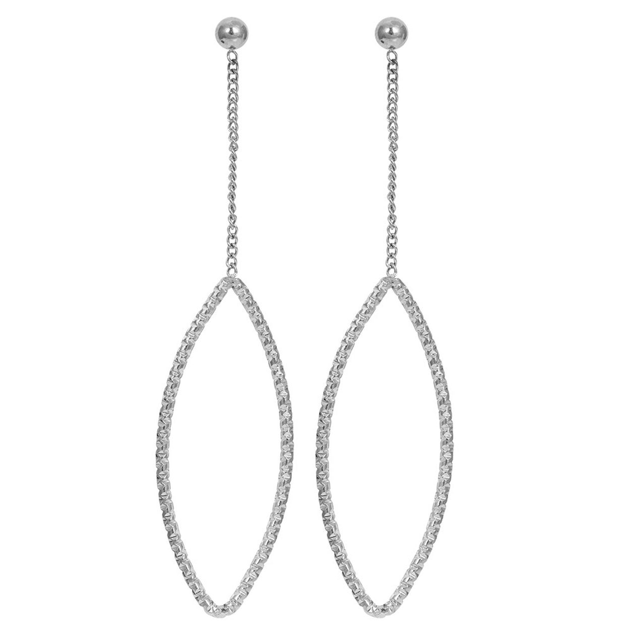 De iXXXi oorbellen Yoga zijn gemaakt van stainless steel. De ear studs zijn langwerpige, ovale oorhangers bestaande uit een fijne schakel en een gevlochten design. De iXXXi oorbellen Yoga zijn een echte toevoeging voor jouw ear party! Heb je meerdere gaatjes in je oren? Draag dan deze zilverkleurige oorbellen in je eerste gaatje en kies voor je achterste gaatje een ander item uit de iXXXi oorbellen collectie. Met welke iXXXi items combineer jij onze zilverkleurige Yoga earstuds? De iXXXi oorbellen Yoga zijn ook te verkrijgen in de kleuren goud en rosé goud.

Gemaakt van duurzaam stainless steel.
Verkleurt niet en geeft niet af op de huid.
Hypo-allergeen
Nikkel vrij