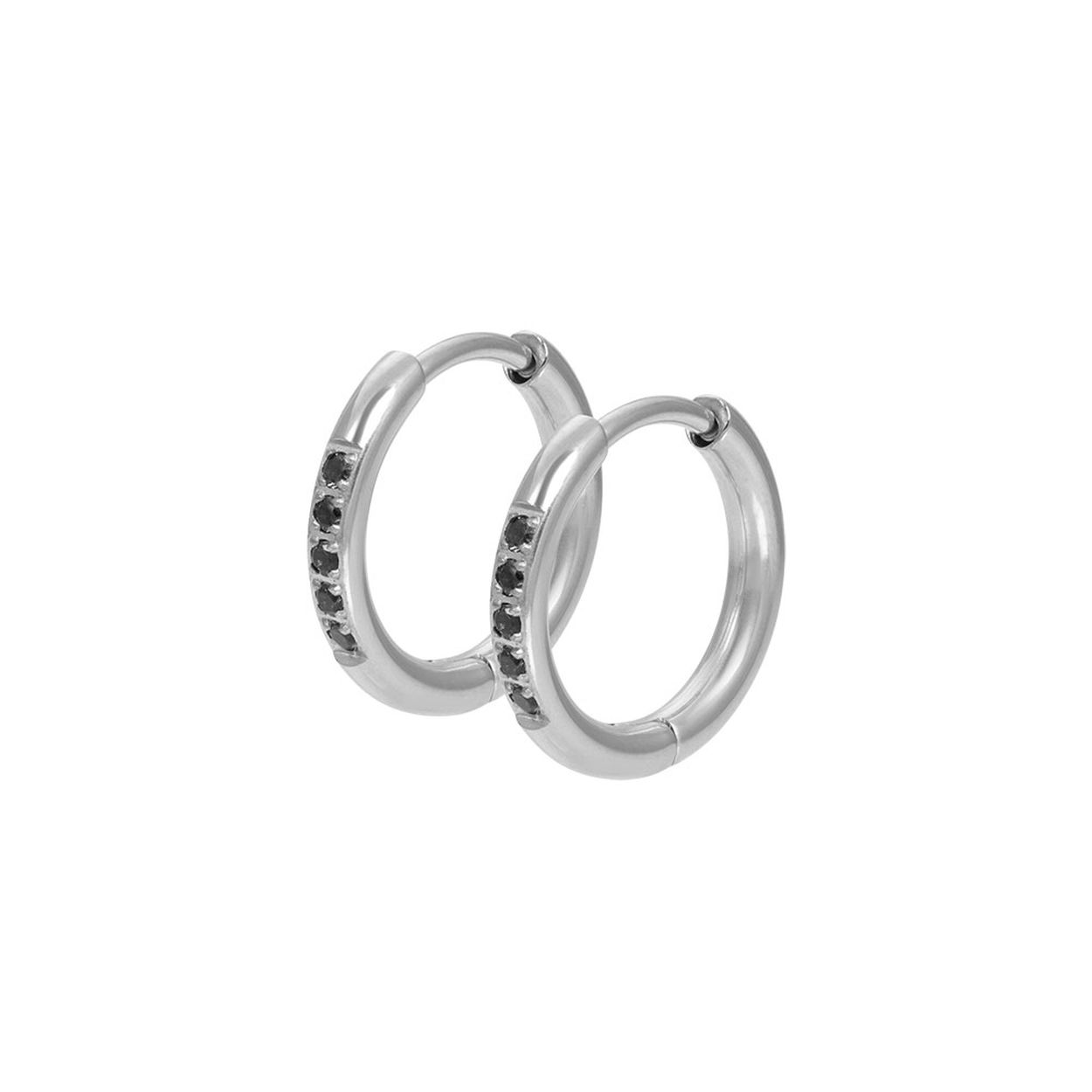 De iXXXi Hoops Black zijn gemaakt van stainless steel. De oorbellen zijn ringetjes van 14mm groot die je gemakkelijk kunt openen en in je oor kunt steken. Aan de voorkant van de ringetjes zitten vijf zwart kleurige zirconias bevestigd. De iXXXi Hoops Black zijn een echte must-have voor jouw earparty! Je kunt namelijk meerdere oorbellen naast elkaar dragen. Heb je meerdere gaatjes in je oren? Draag dan de iXXXi Hoops Black in je eerste gaatje en combineer met ons grote assortiment iXXXi earstuds in de kleur zilver.
