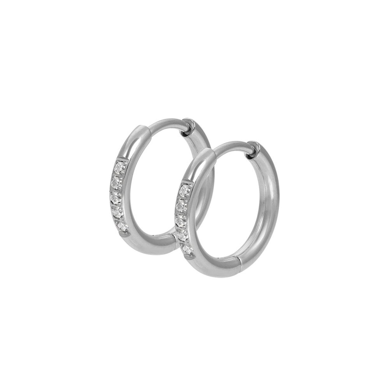 De iXXXi Hoops Crystal zijn gemaakt van stainless steel. De oorbellen zijn ringetjes van 14mm groot die je gemakkelijk kunt openen en in je oor kunt steken. Aan de voorkant van de ringetjes zitten vijf kristal kleurige zirconias bevestigd. De iXXXi Hoops Crystal zijn een echte must-have voor jouw earparty! Je kunt namelijk meerdere oorbellen naast elkaar dragen. Heb je meerdere gaatjes in je oren? Draag dan de iXXXi Hoops Crystal in je eerste gaatje en combineer met ons grote assortiment iXXXi earstuds in de kleur zilver. Wil je de Hoops Crystal nog specialer maken? Bevestig dan de Hoop Charm Crystal Stones aan de oorbel.