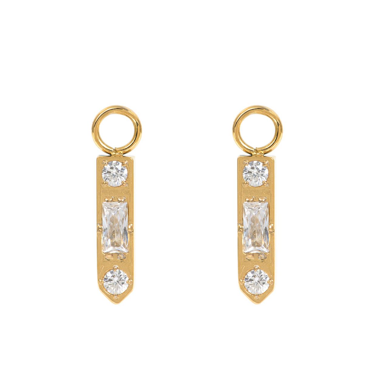 De iXXXi Hoop Charm Sparkle is gemaakt van stainless steel en is voorzien van een goudkleurige plating. De charm bestaat uit een langwerpige hanger met drie kristal kleurige zirconias. De Hoop Charm Crystal Stones heeft een afmeting van 15mm en kun je perfect combineren met onze Hoops Crystal.