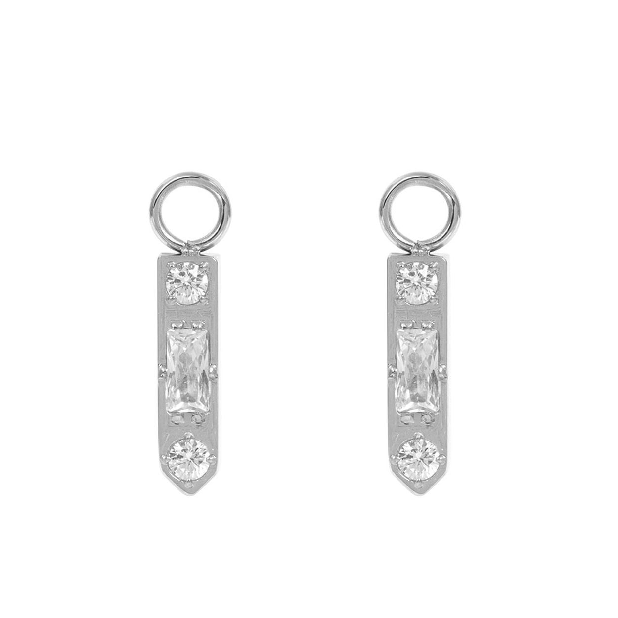 De iXXXi Hoop Charm Sparkle is gemaakt van stainless steel. De zilveren charm bestaat uit een langwerpige hanger met drie kristal kleurige zirconias. De Hoop Charm Sparkle heeft een afmeting van 15mm en kun je perfect combineren met onze Hoops Crystal.