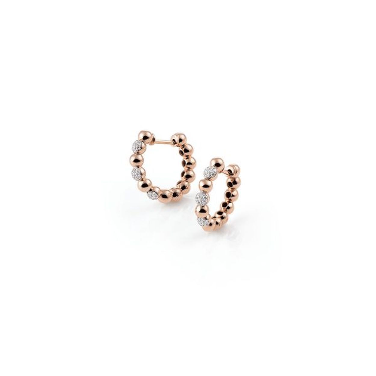 Deze prachtige 18krt rosegouden oorsieraden uit de Palladio lijn van Al Coro zijn voorzien van 42 briljant geslepen diamanten 0,22 crt H SI.

Works of jewelry for eternity!
De naam Palladio herinnert aan Noord Italië’s belangrijkste architect van de Renaissance en speelt tegelijkertijd met de Italiaanse term "Palla", de bol. Als vormend element is het overal in deze lijn aanwezig.
