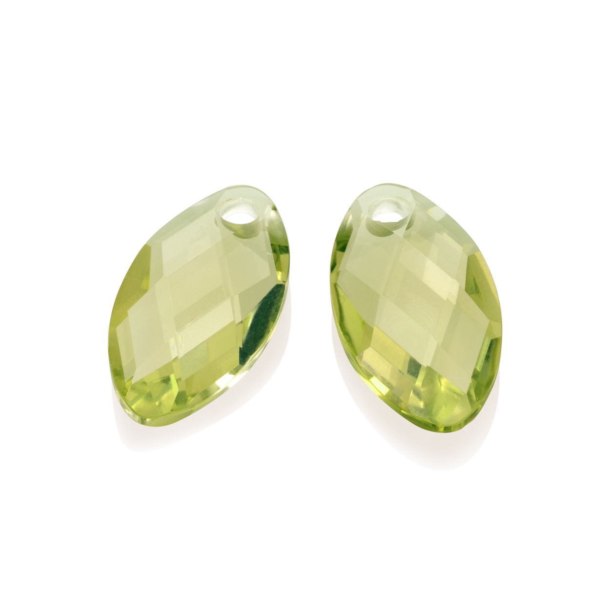 Dit zijn oorknopjes van het merk Sparkling Jewelsin maat 15.