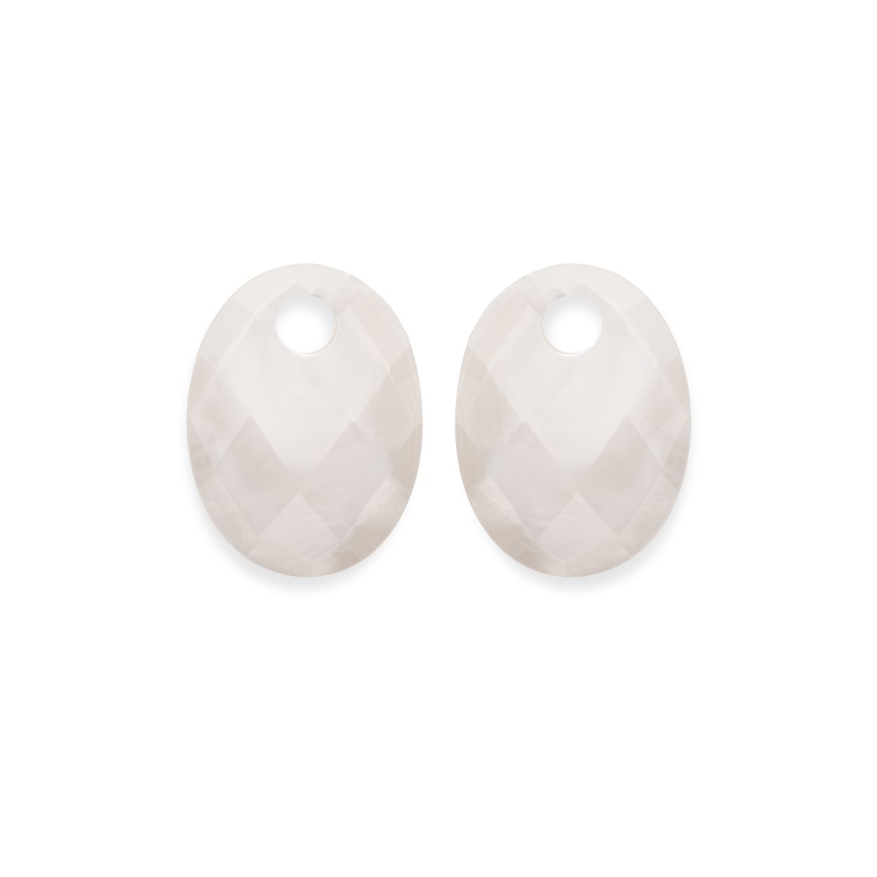 De Sparkling Mother of Pearl Medium Oval, modelnummer EAPEARL-MO, beschikt over opvallende glinsterende parelmoer accenten en een elegante ovale vorm. Deze hoepeloorbellen van 20 mm hoog laten elke outfit stralen. Combineer ze het beste met een opgestoken kapsel voor een verfijnde uitstraling. Perfect voor zowel speciale gelegenheden als dagelijkse draagbaarheid.