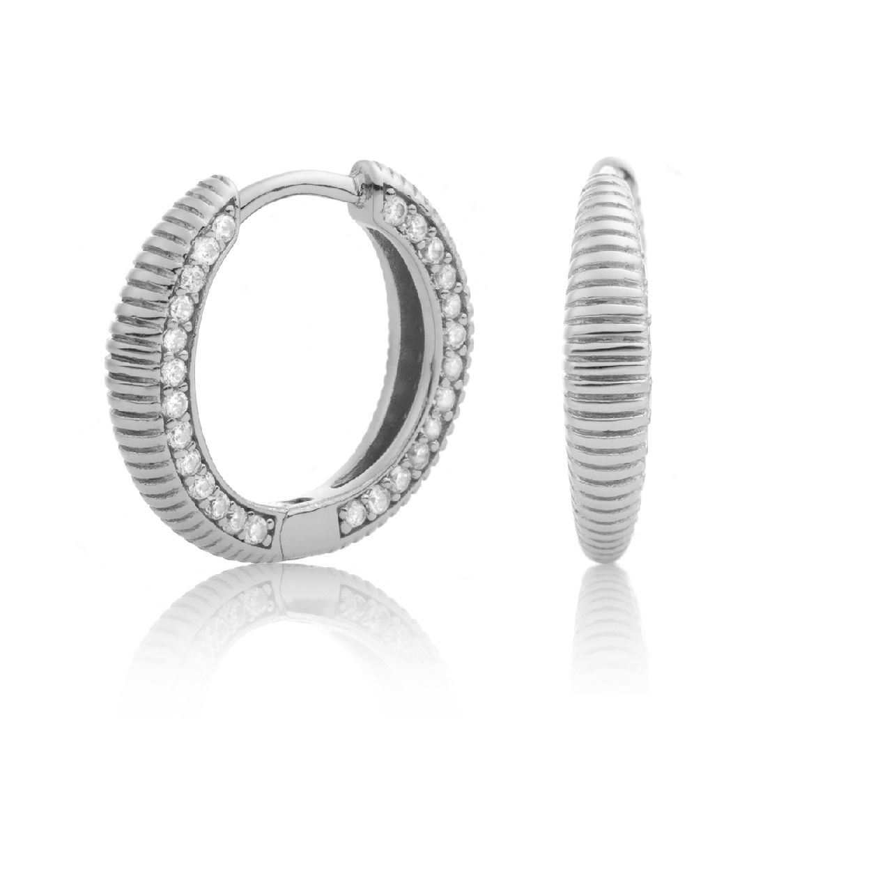 Deze oorringen zijn van het merk Sparkling Jewels. Het is een damessieraad.
De verdere specificaties van de oorringen zijn als volgt:
Steensoort: Kristal
Steenkleur: Zilver