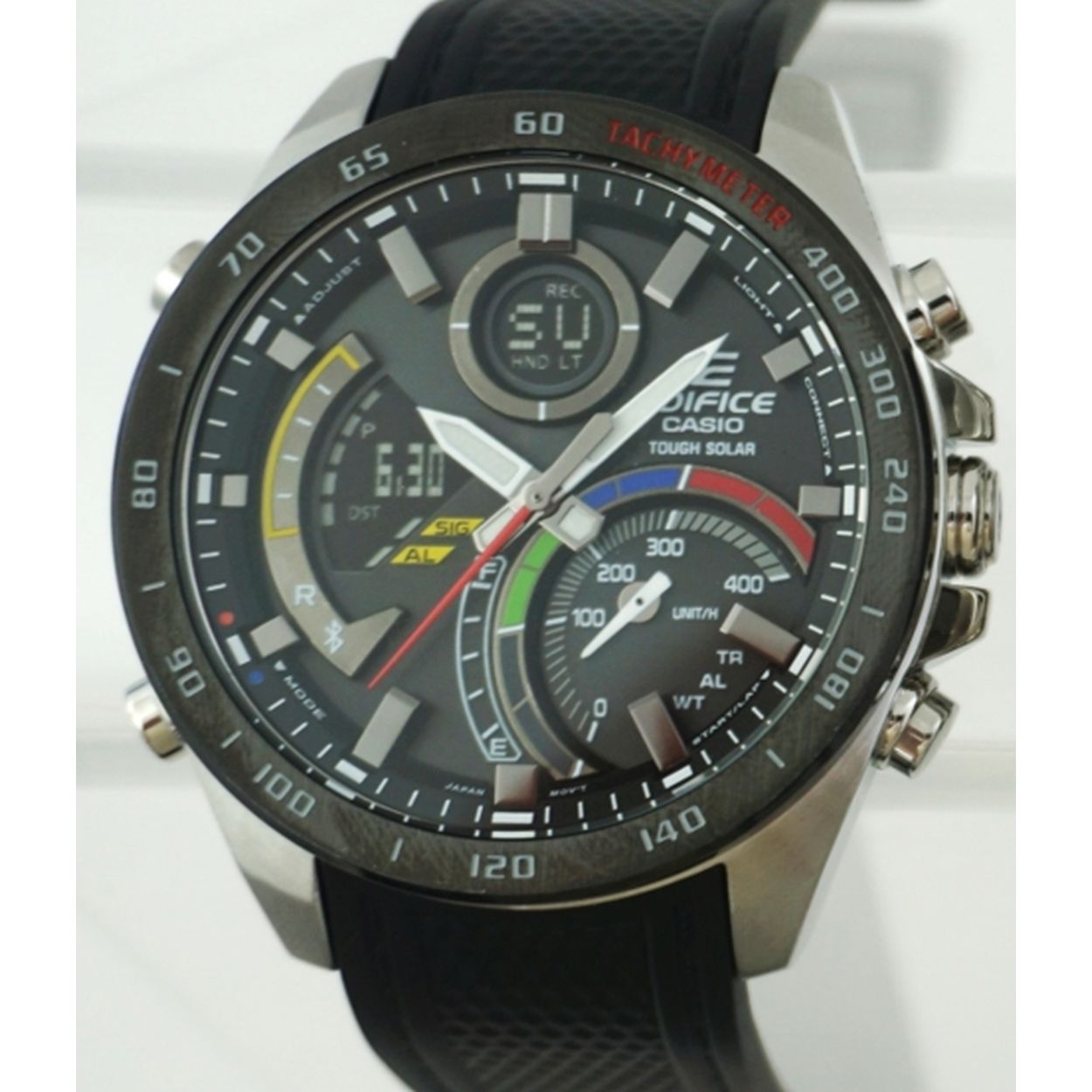 Dit is een horloge van het merk Casio uit de collectie EDIFICE Bluetooth.