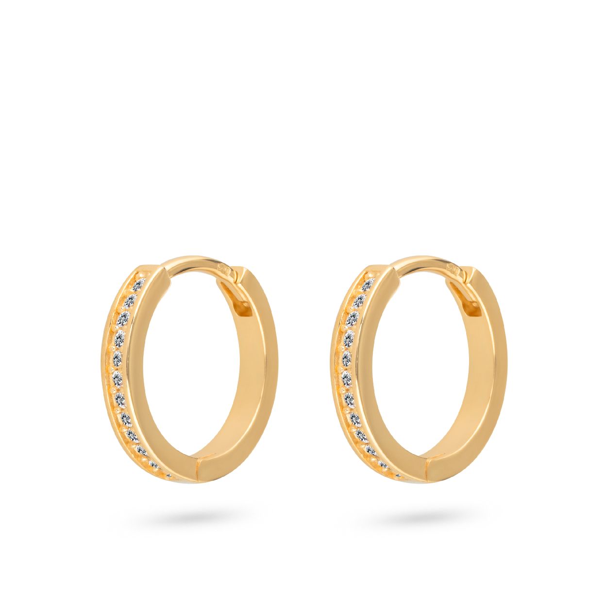 Dit zijn creolen van het merk Swing Jewels. De kleur van het sieraad is geelgoud. Dit sieraad bevat de edelsteen: zirconia. De kleur van deze edelsteen is: wit.