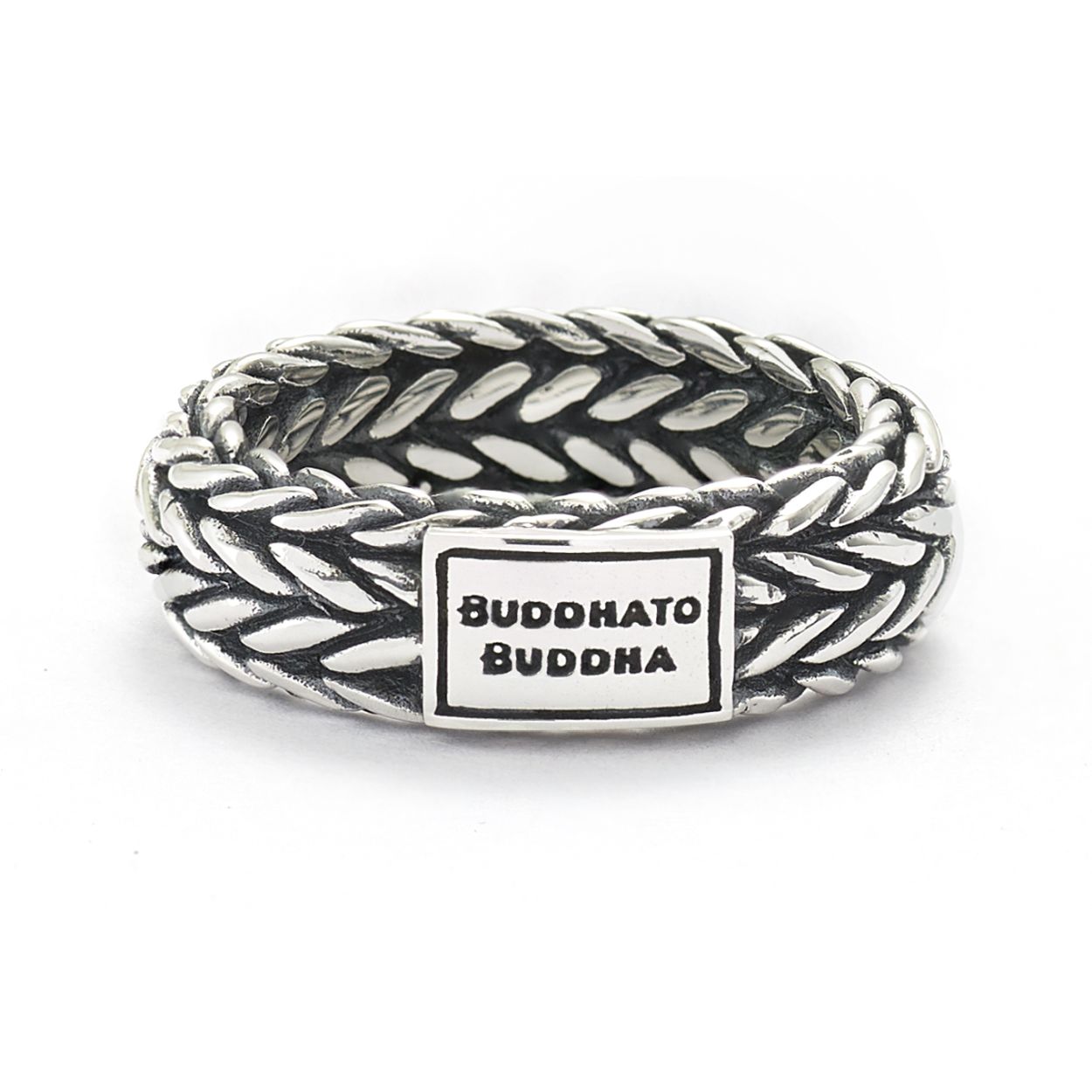 Deze trendy zilveren Ellen ring van Buddha to Buddha is de verfijnde versie uit de Ellen serie. De Ellen is een handgemaakte echt zilveren ring met een 'snake' fantasie gevlochten schakel. Deze Buddha to Buddha ring is gemaakt naar het model van de schakel van de Buddha to Buddha Ellen armband en ring. De Ellen ring van Buddha to Buddha is mooi te combineren met de gelijknamige armband. Doordat de Buddha ring tussen de schakels geoxideerd is, geeft dit een heel speciaal robuust effect. De ring is voorzien met het stijlvolle logo van Buddha to Buddha.