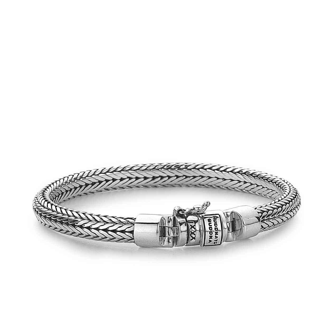 J150 C - Ellen XS Armband Maat C
De Ellen familie is een van de subtielere armbanden in onze collectie. De Ellen XS armband is de smalste armband uit de Ellen collectie en bestaat uit een verfijnde en subtiele schakel. Het is een elegante armband die je goed kunt combineren met andere Buddha to Buddha sieraden. Handgemaakt uit sterling zilver en tijdloos zoals bij alle Buddha to Buddha items. De Ellen XS is smaller dan de Ellen Medium en de Ellen armband