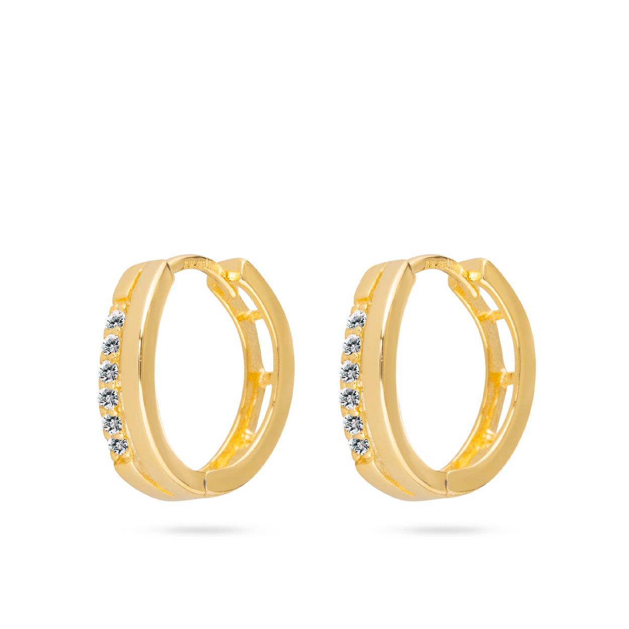 Deze creolen zijn van het merk Sif Jakobs. De kleur van het sieraad is geelgoud. Dit sieraad bevat de edelsteen: zirconia. De kleur van deze edelsteen is: wit.