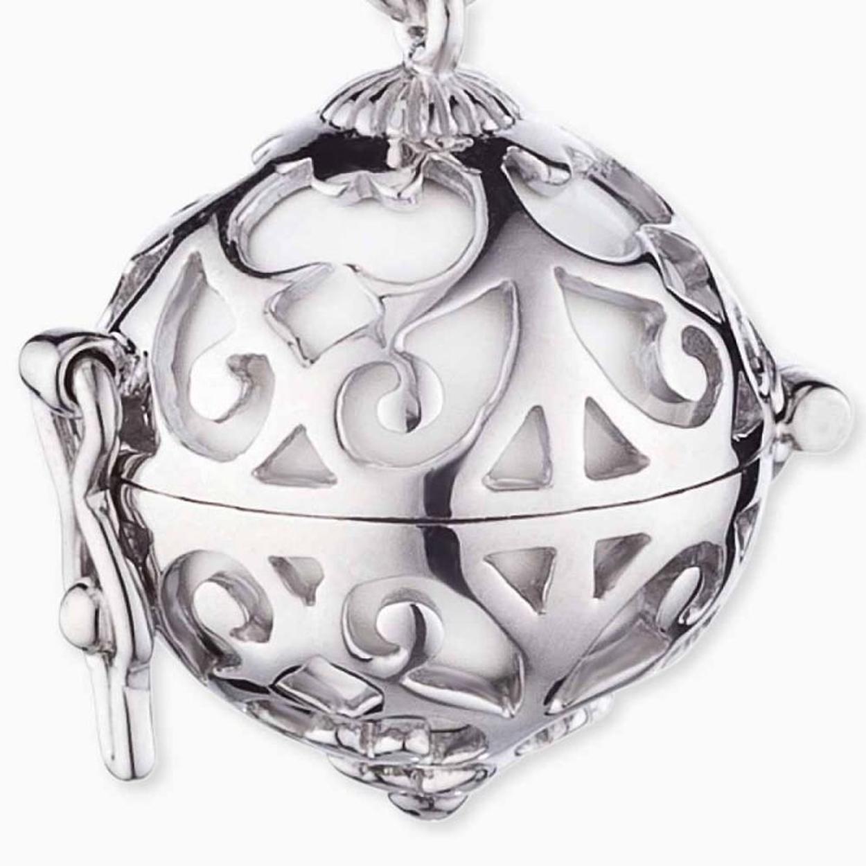 In deze zilveren kooi bedel kunt u een gekleurd balletje doen met een zacht klinkend belletje. Met dit belletje roept u beschermengeltjes op. De karabijn sluiting is bedoeld om aan een collier of armband te hangen. De hanger wordt geleverd exclusief  armband.