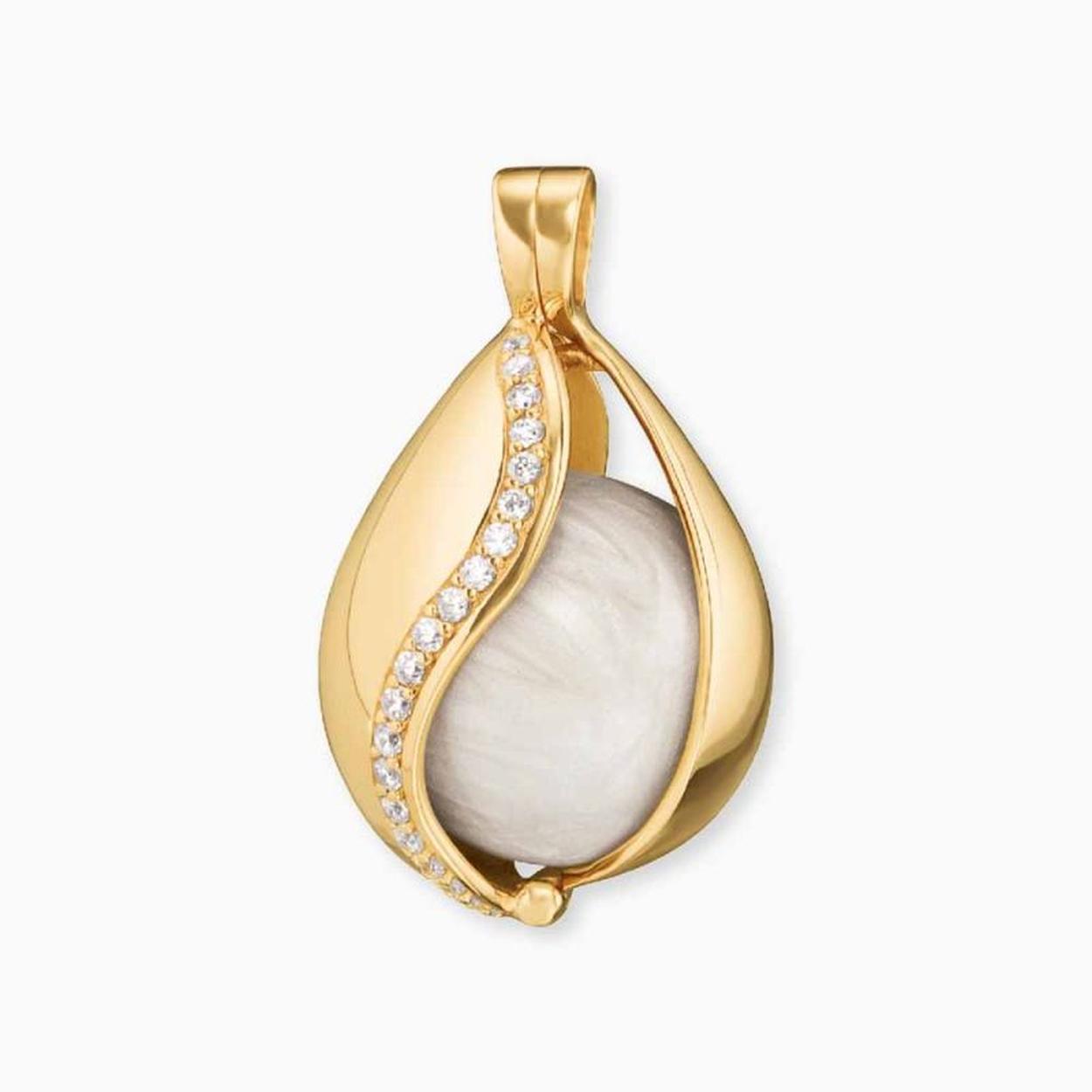 Zilver vergulde hanger. De hanger is te openen zodat u kunt wisselen van kleur.