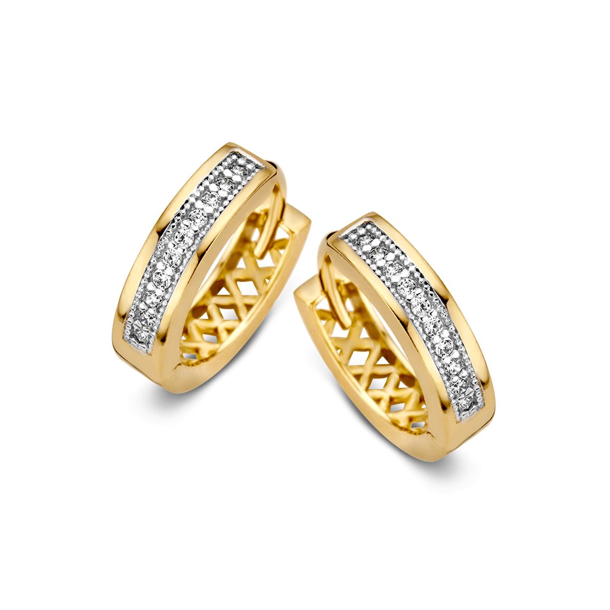 Geelgouden oorringen met zirkonia's in strakke zetting.
