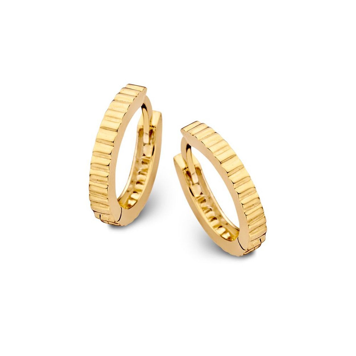 Geelgouden oorringen met geribbeld design.
