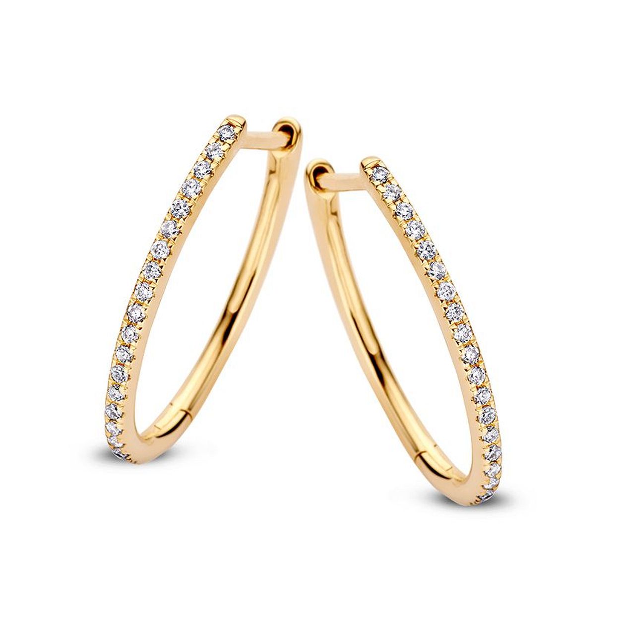 Prachtige ovale oorringen, gezet met fijne diamanten.
