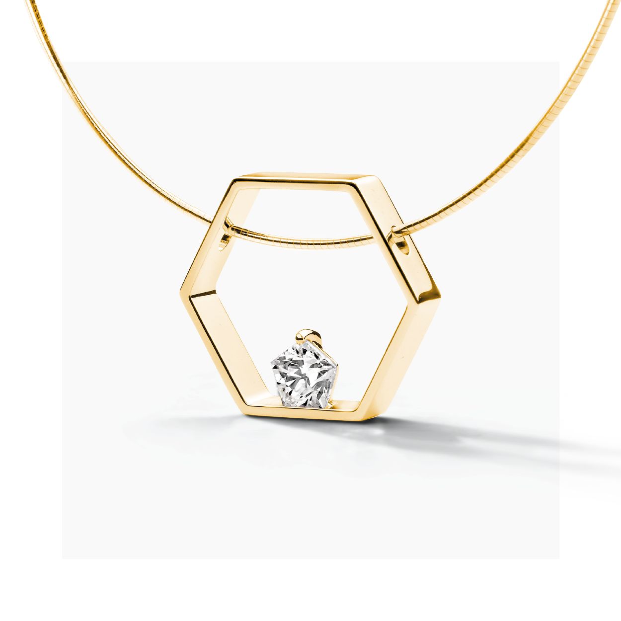 Dit is een collier van het merk FJF Jewellery. De kleur van het sieraad is geelgoud. Dit sieraad bevat de edelsteen: zirconia van swarovski. De kleur van deze edelsteen is: wit.